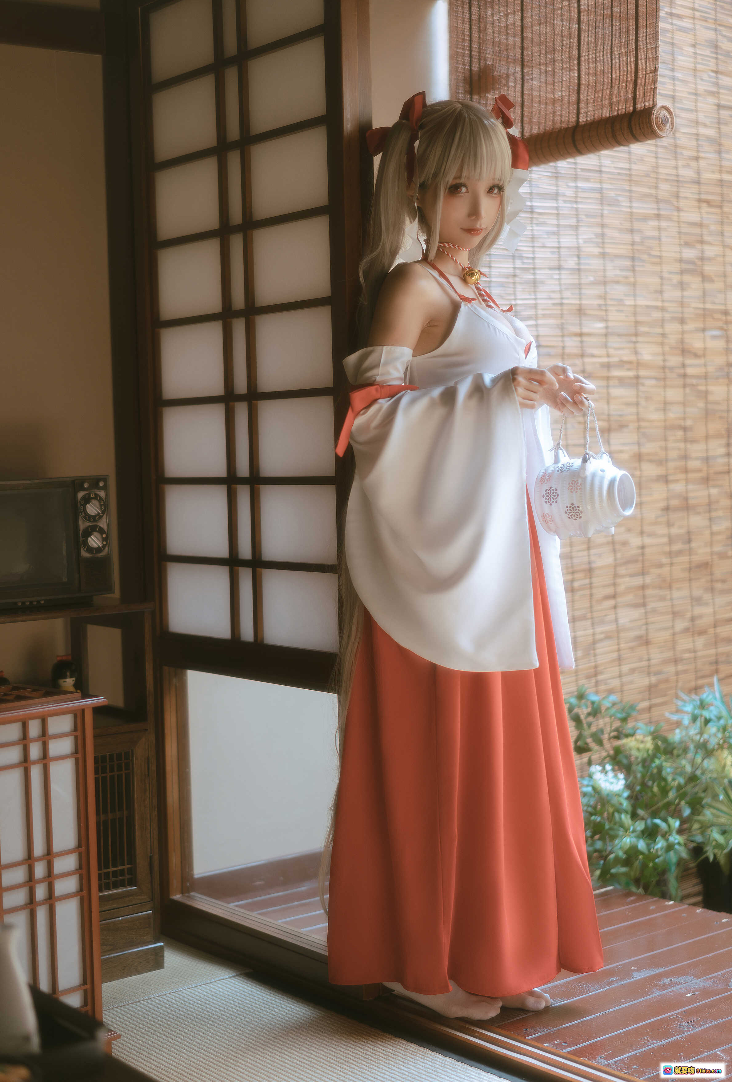 图片[1] - 蠢沫沫NO.135可畏巫女cos写真 | 日式和风场景 | 白橙配色巫女服 | 双马尾红蝴蝶结 | 手提小灯笼 | 传统日式房间背景 | 高清55P美图 - 就要吻