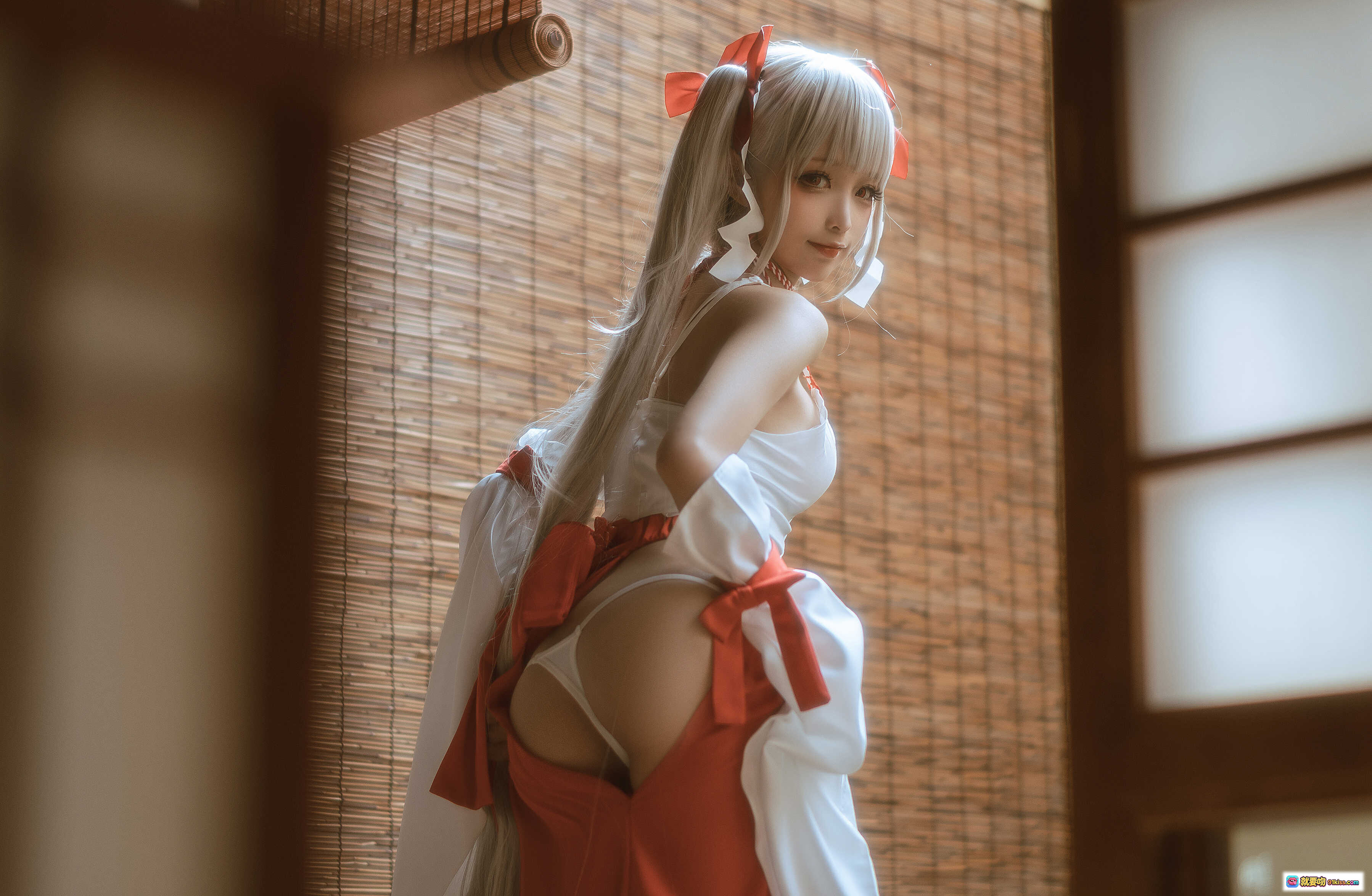 图片[2] - 蠢沫沫NO.135可畏巫女cos写真 | 日式和风场景 | 白橙配色巫女服 | 双马尾红蝴蝶结 | 手提小灯笼 | 传统日式房间背景 | 高清55P美图 - 就要吻