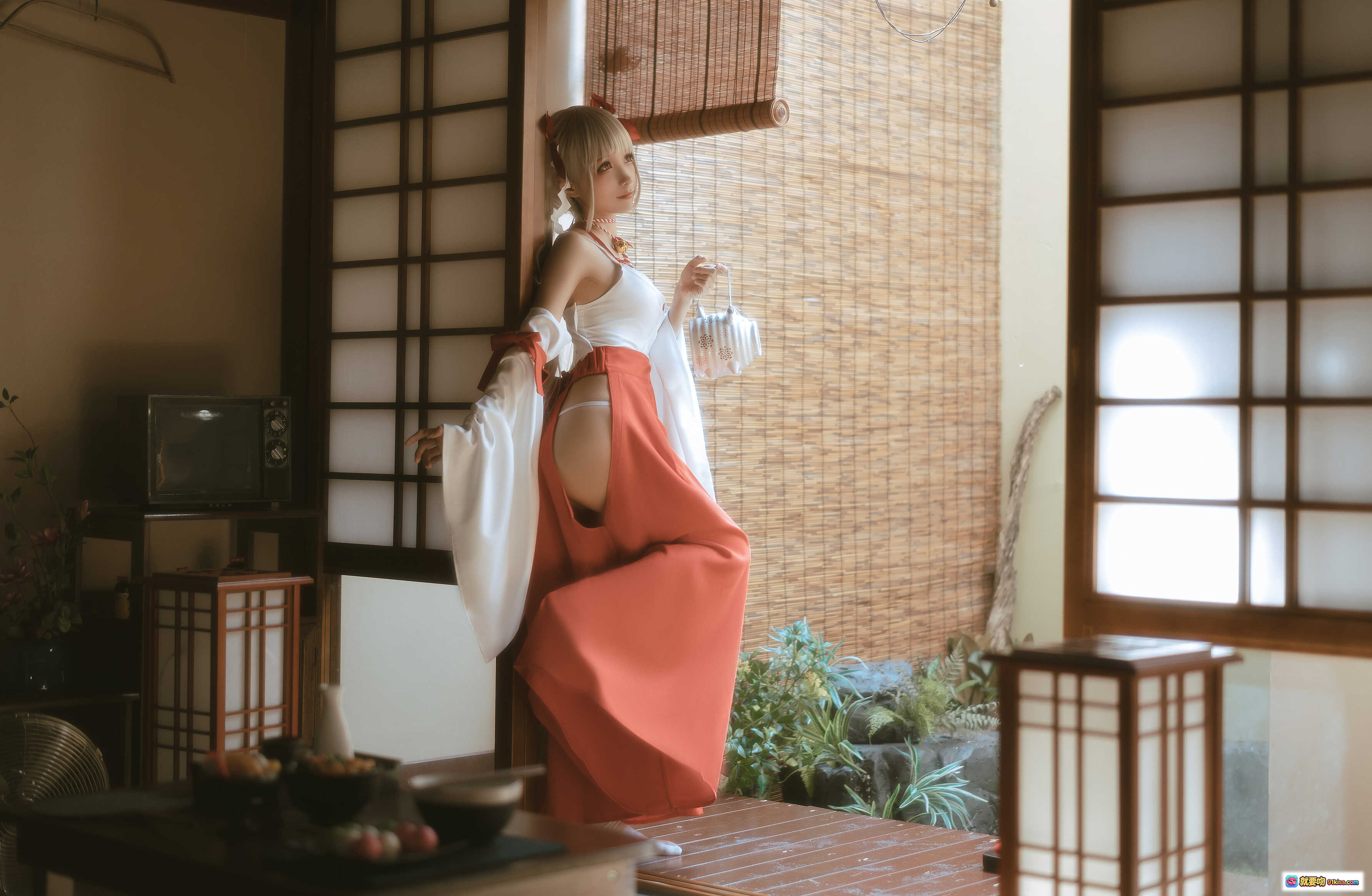 图片[4] - 蠢沫沫NO.135可畏巫女cos写真 | 日式和风场景 | 白橙配色巫女服 | 双马尾红蝴蝶结 | 手提小灯笼 | 传统日式房间背景 | 高清55P美图 - 就要吻