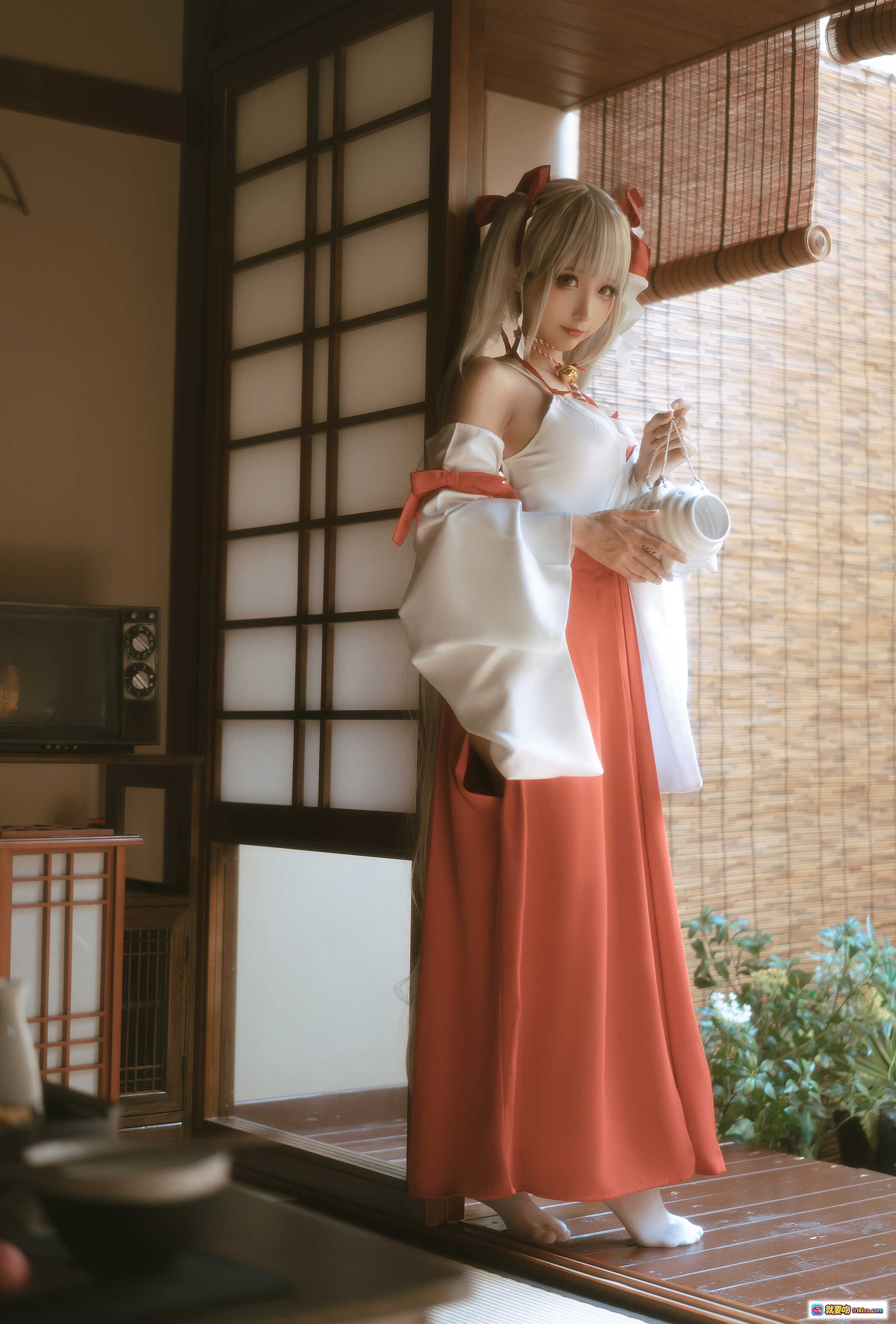 图片[5] - 蠢沫沫NO.135可畏巫女cos写真 | 日式和风场景 | 白橙配色巫女服 | 双马尾红蝴蝶结 | 手提小灯笼 | 传统日式房间背景 | 高清55P美图 - 就要吻