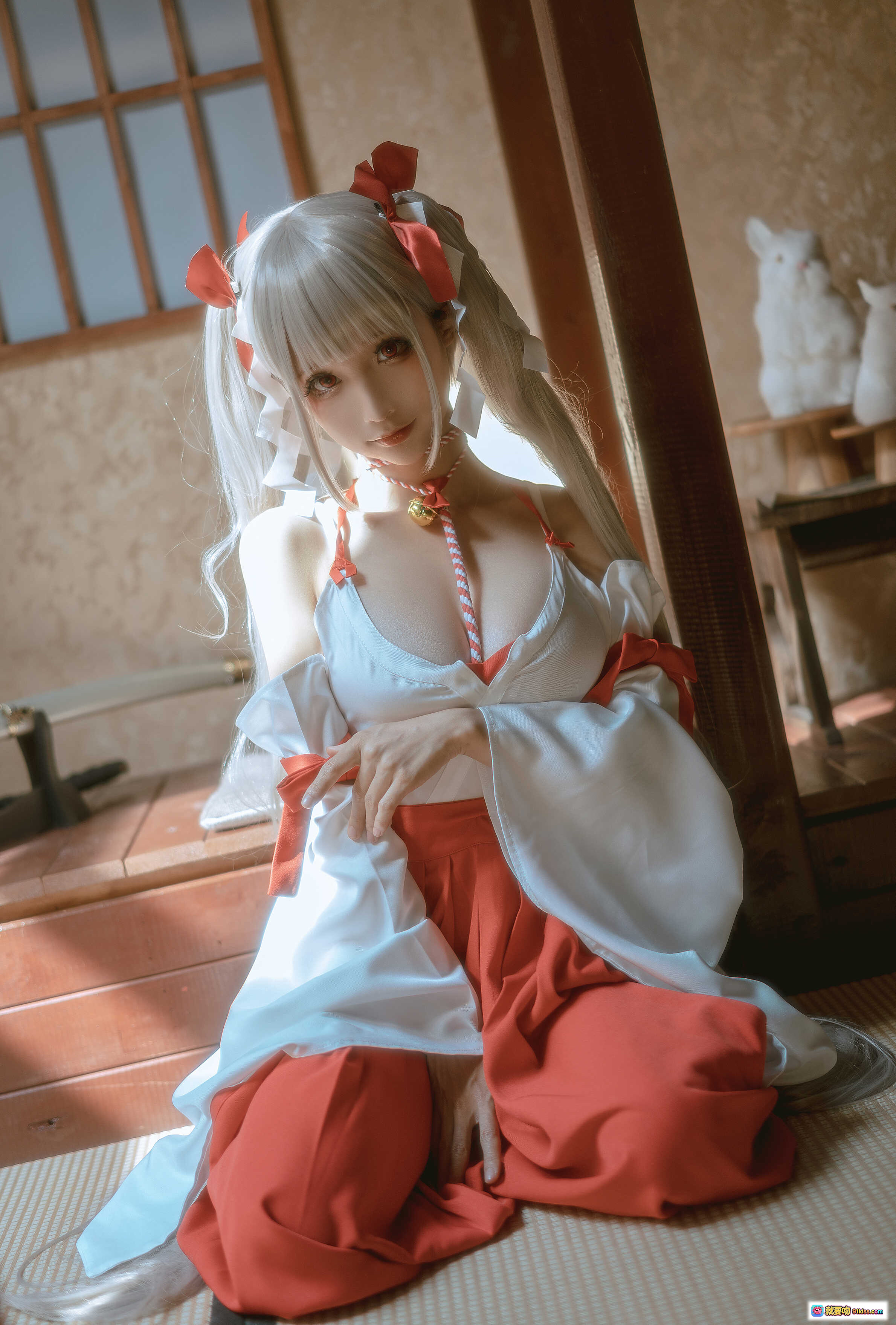 图片[7] - 蠢沫沫NO.135可畏巫女cos写真 | 日式和风场景 | 白橙配色巫女服 | 双马尾红蝴蝶结 | 手提小灯笼 | 传统日式房间背景 | 高清55P美图 - 就要吻