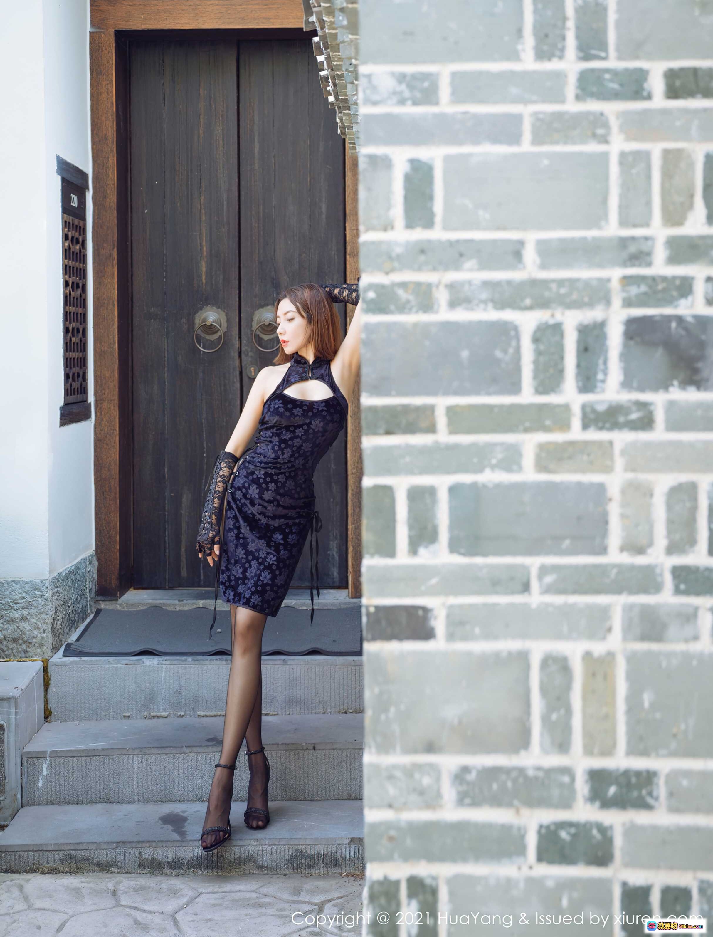 图片[5] - 果儿Victoria黑丝美腿写真 | HuaYang花漾Vol.447 | 古风门廊性感姿态 | 2021年9月8日发布 - 就要吻
