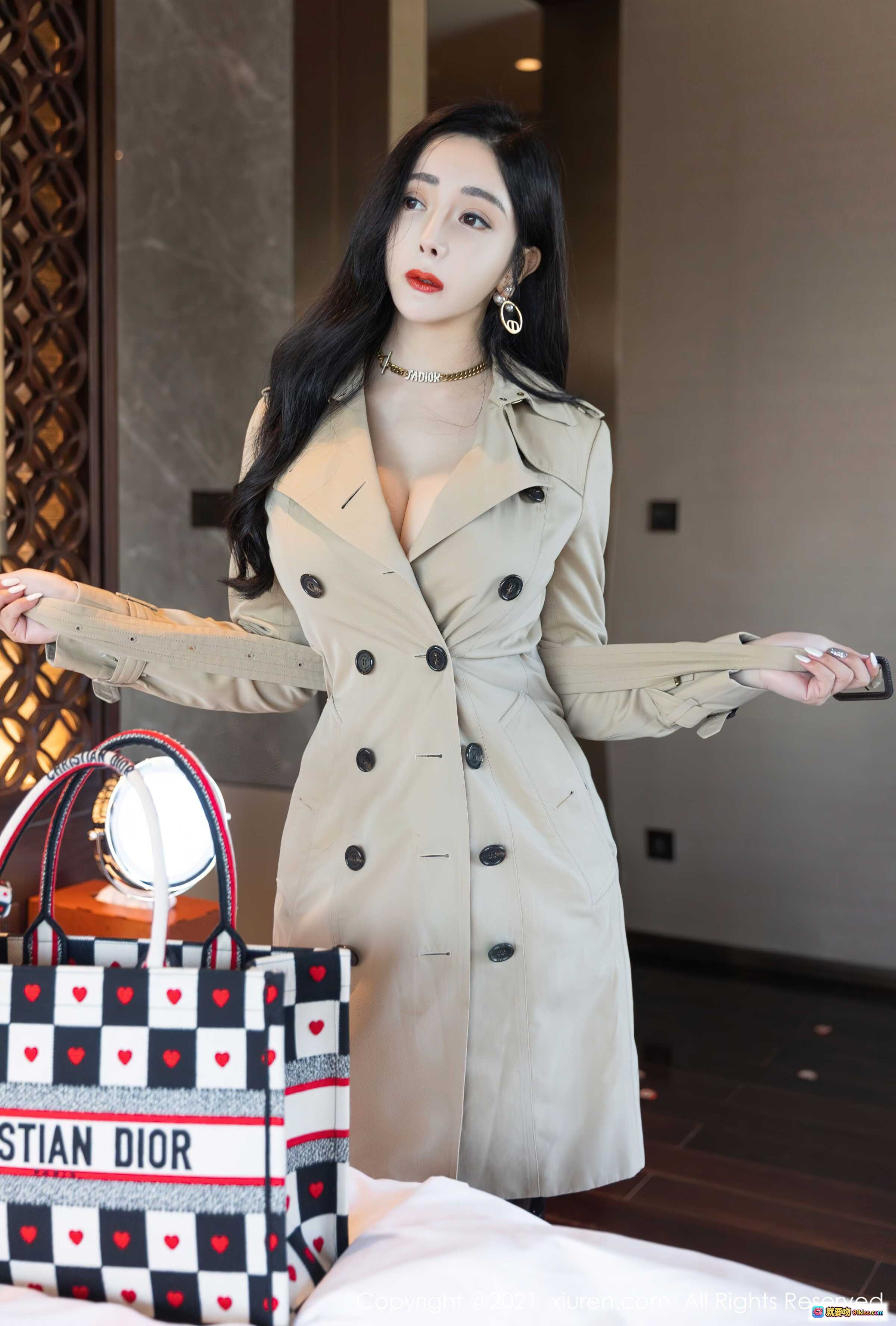 图片[4] - 允爾身穿卡其色风衣搭配黑色皮裤，手提Dior爱心格纹托特包，优雅时尚造型尽显女神气质 - 就要吻