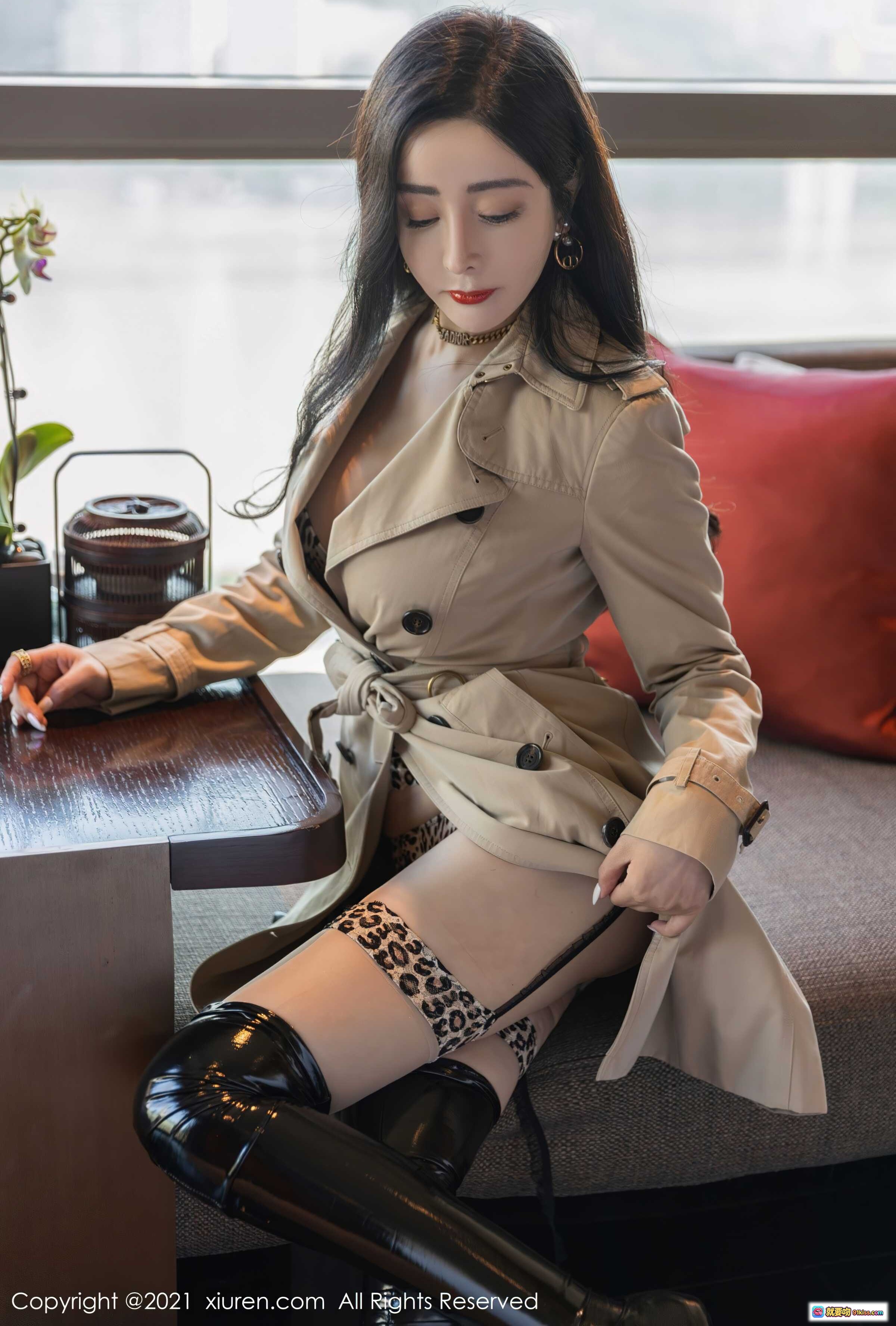 图片[9] - 允爾身穿卡其色风衣搭配黑色皮裤，手提Dior爱心格纹托特包，优雅时尚造型尽显女神气质 - 就要吻