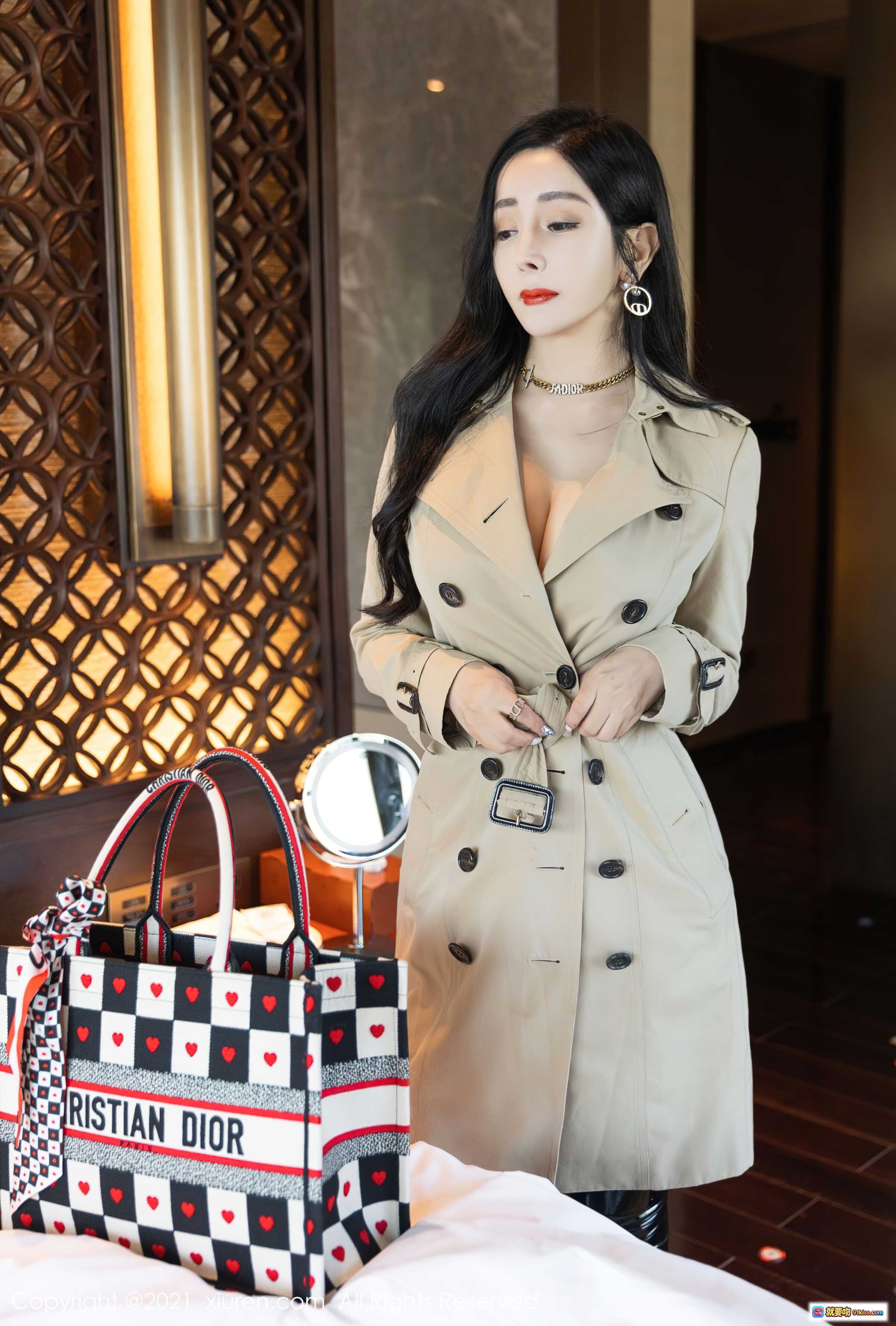 图片[3] - 允爾身穿卡其色风衣搭配黑色皮裤，手提Dior爱心格纹托特包，优雅时尚造型尽显女神气质 - 就要吻