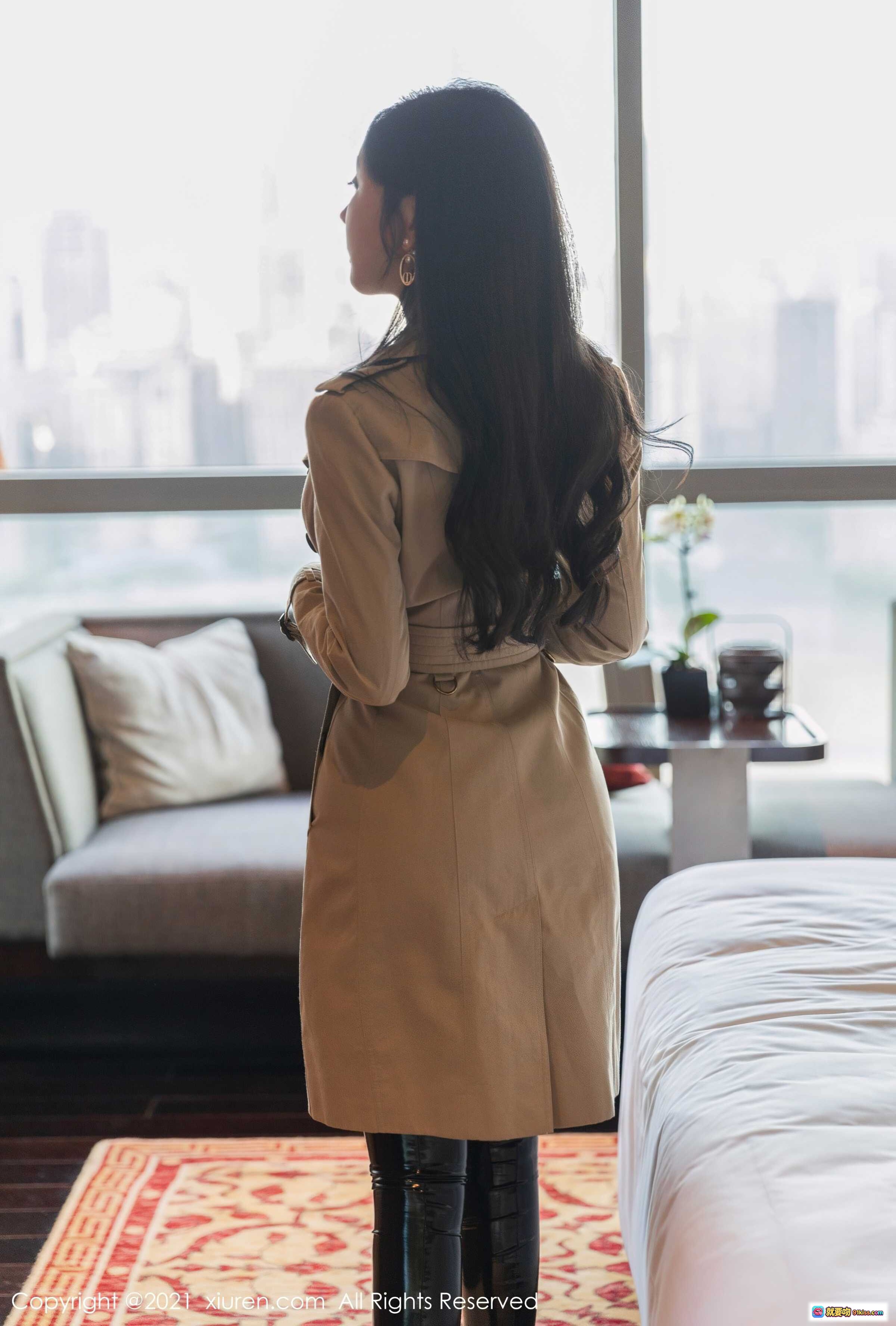 图片[6] - 允爾身穿卡其色风衣搭配黑色皮裤，手提Dior爱心格纹托特包，优雅时尚造型尽显女神气质 - 就要吻