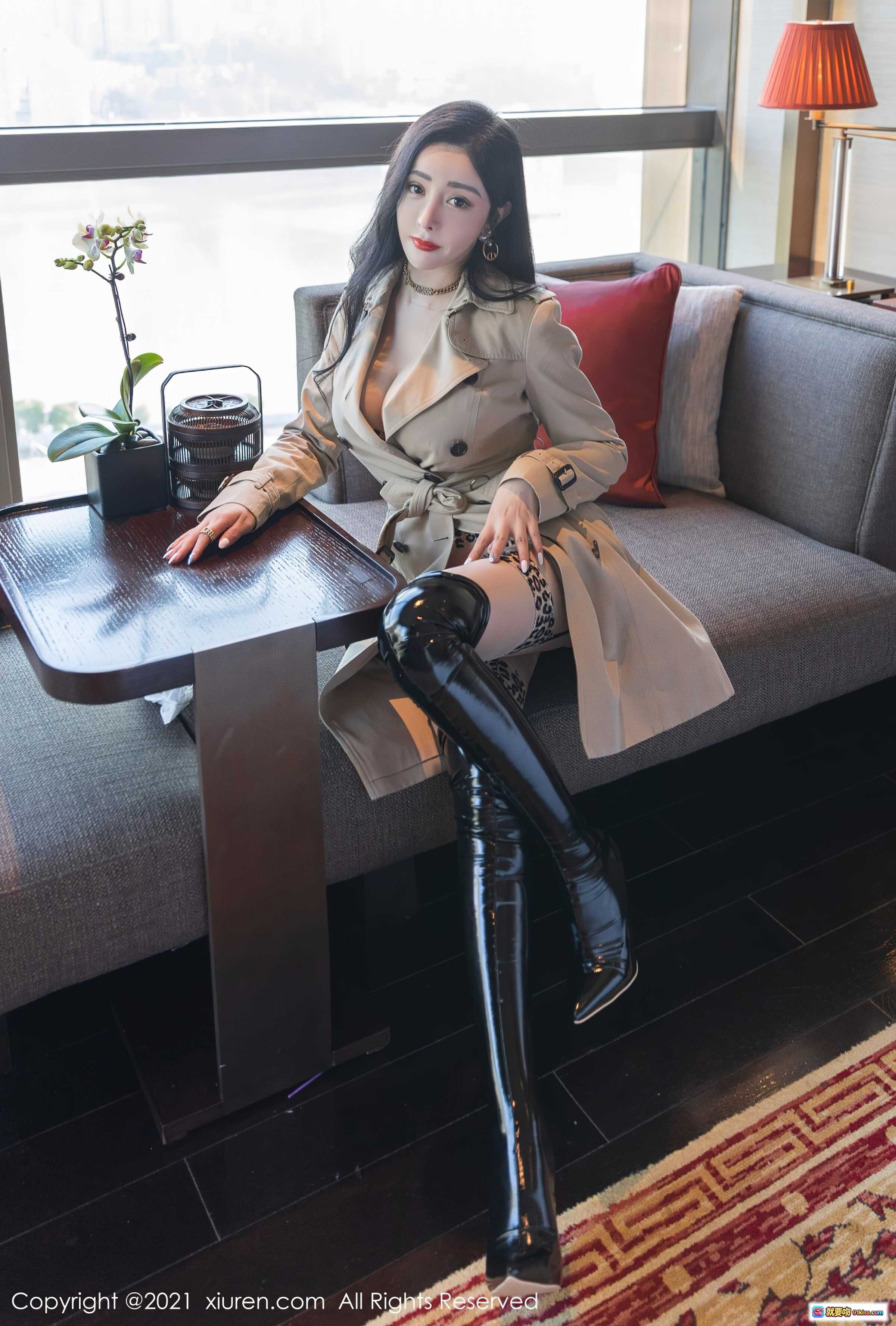 图片[7] - 允爾身穿卡其色风衣搭配黑色皮裤，手提Dior爱心格纹托特包，优雅时尚造型尽显女神气质 - 就要吻