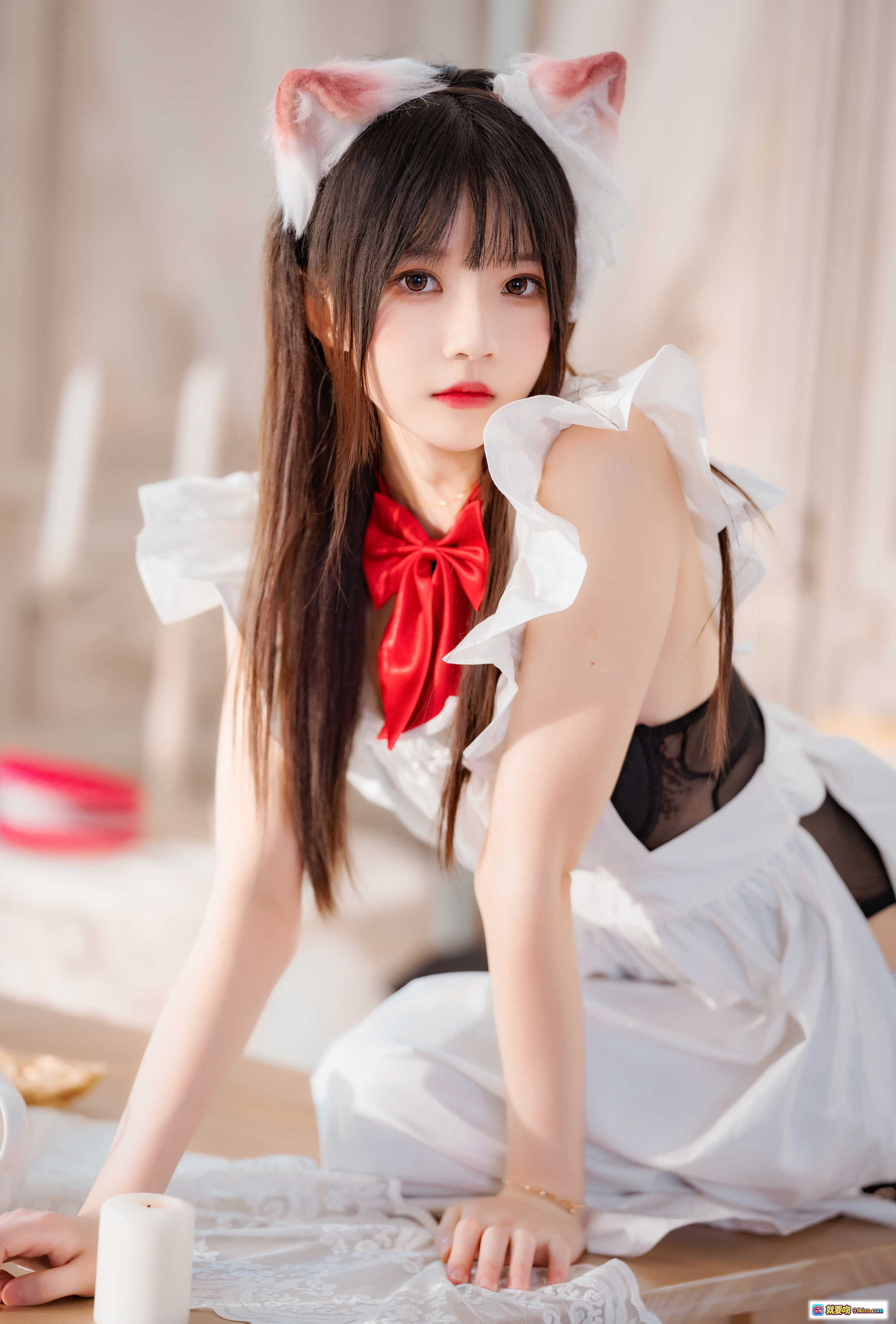 图片[2] - 桜桃喵109长裙妹抖装日系COS写真·猫耳女仆装·红领结白裙·室内芦苇背景·甜美少女风 - 就要吻
