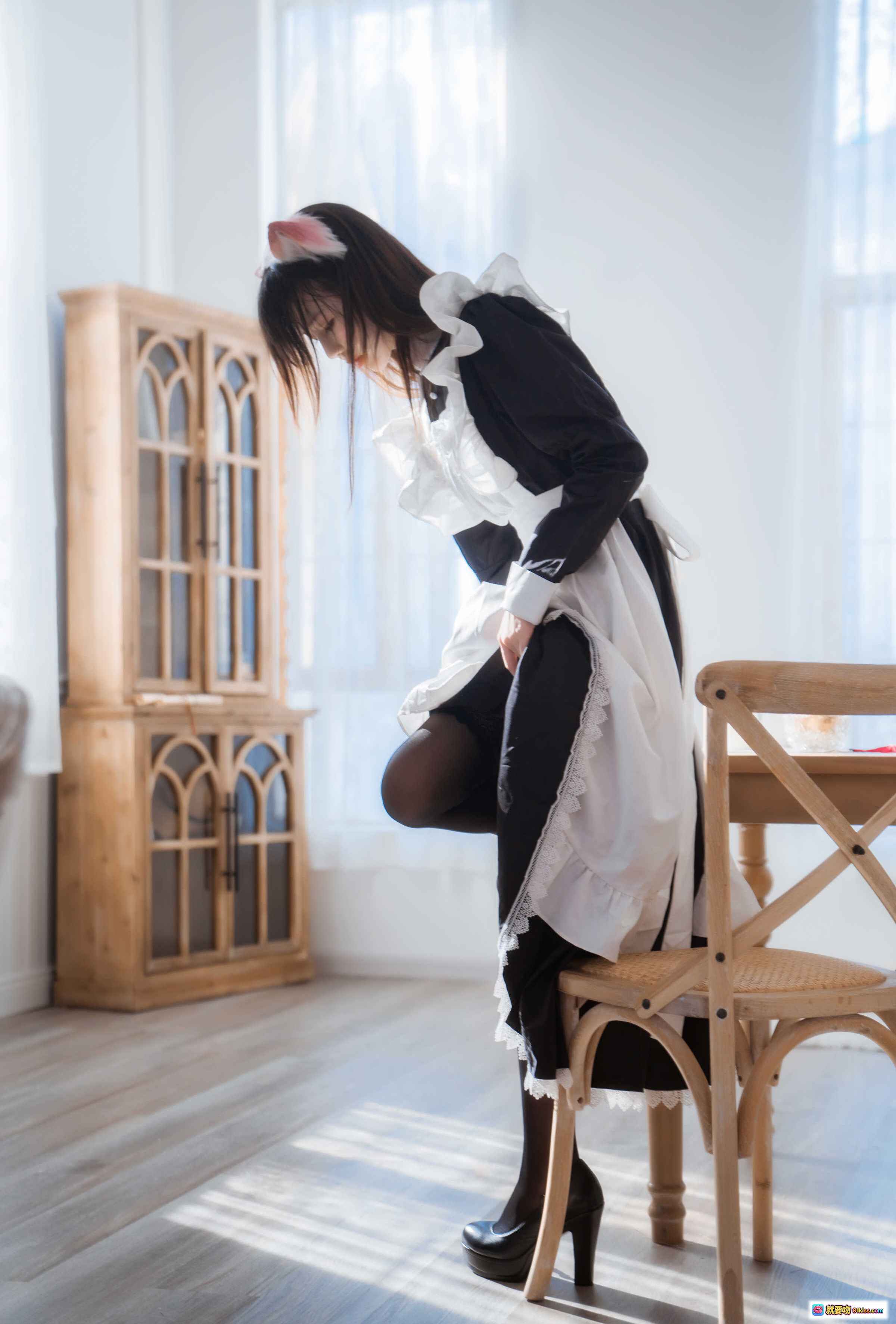图片[9] - 桜桃喵109长裙妹抖装日系COS写真·猫耳女仆装·红领结白裙·室内芦苇背景·甜美少女风 - 就要吻