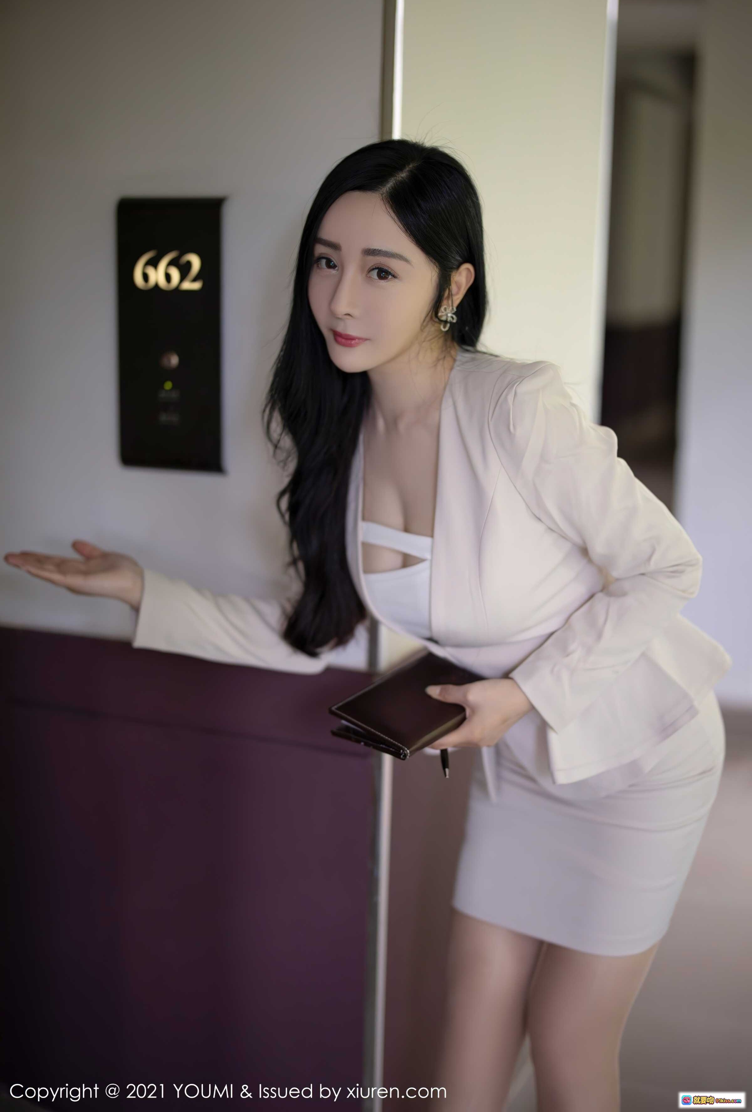 图片[2] - 允爾YOUMI2021.09.18 Vol.695 米色西装套装+白色内搭+橙色高跟鞋 走廊倚栏优雅写真 62图564M - 就要吻