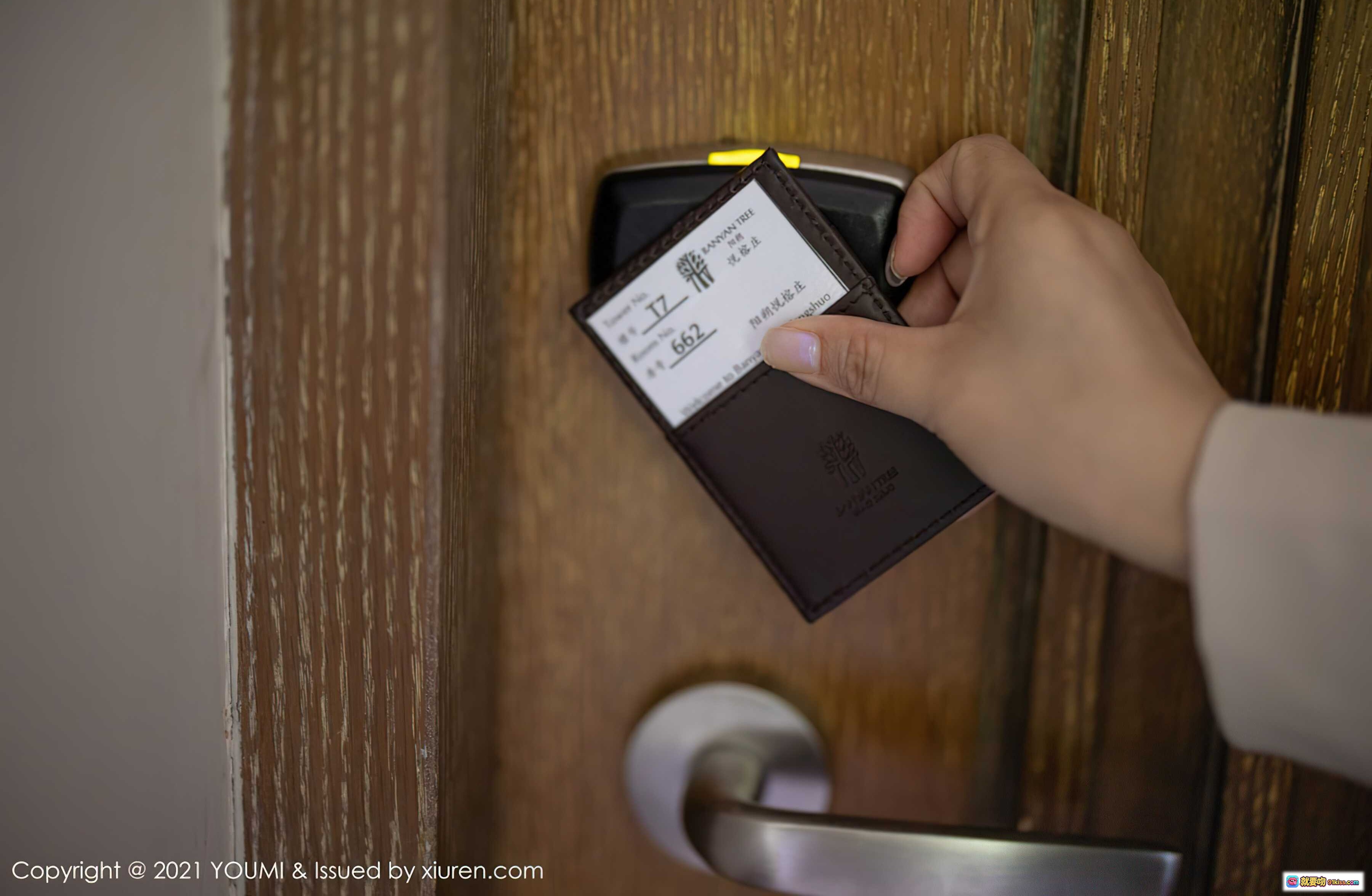 图片[3] - 允爾YOUMI2021.09.18 Vol.695 米色西装套装+白色内搭+橙色高跟鞋 走廊倚栏优雅写真 62图564M - 就要吻