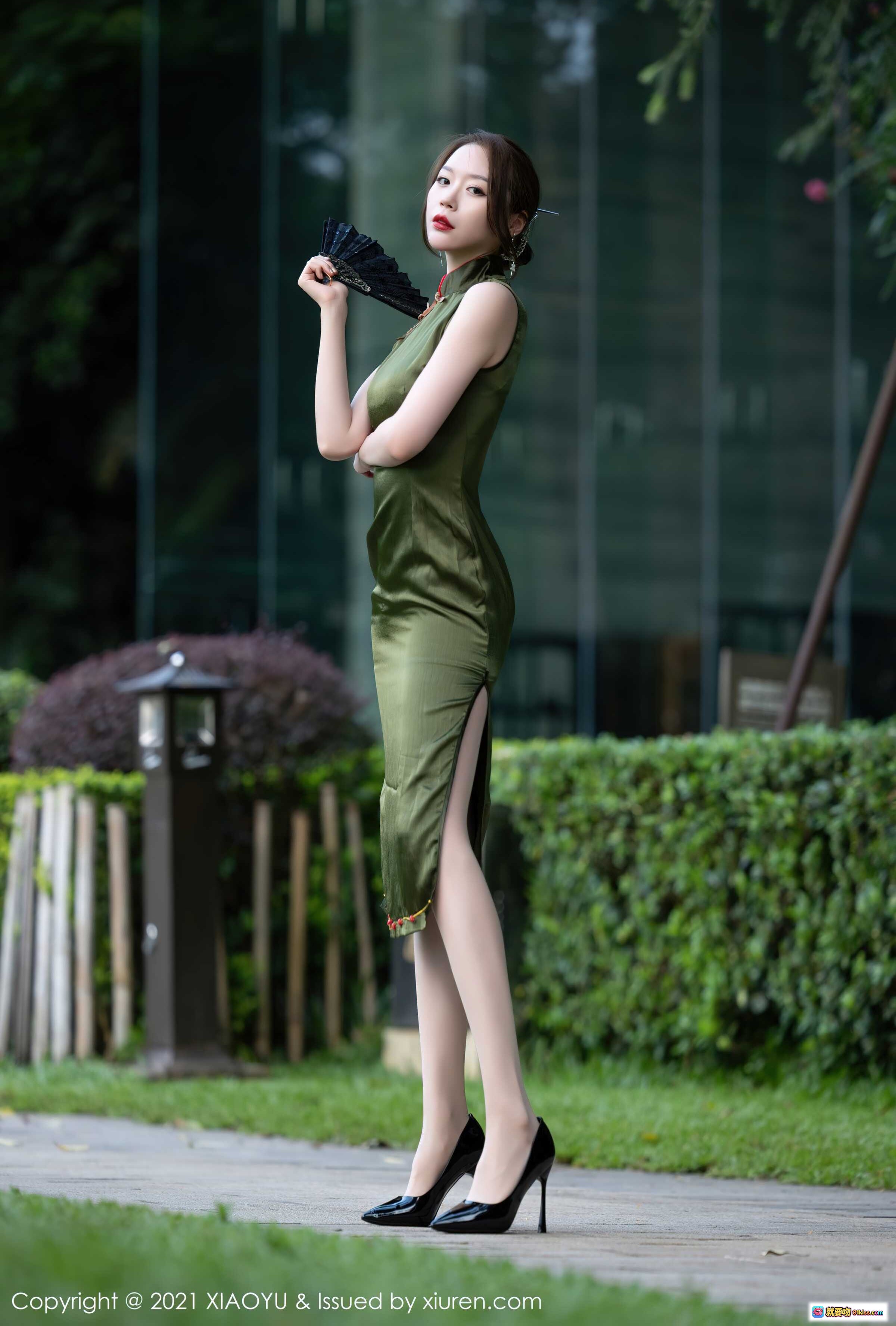 图片[3] - 梦心月身着橄榄绿旗袍手持黑扇优雅回眸，高跟美腿尽显古典韵味与现代时尚融合之美 - 就要吻