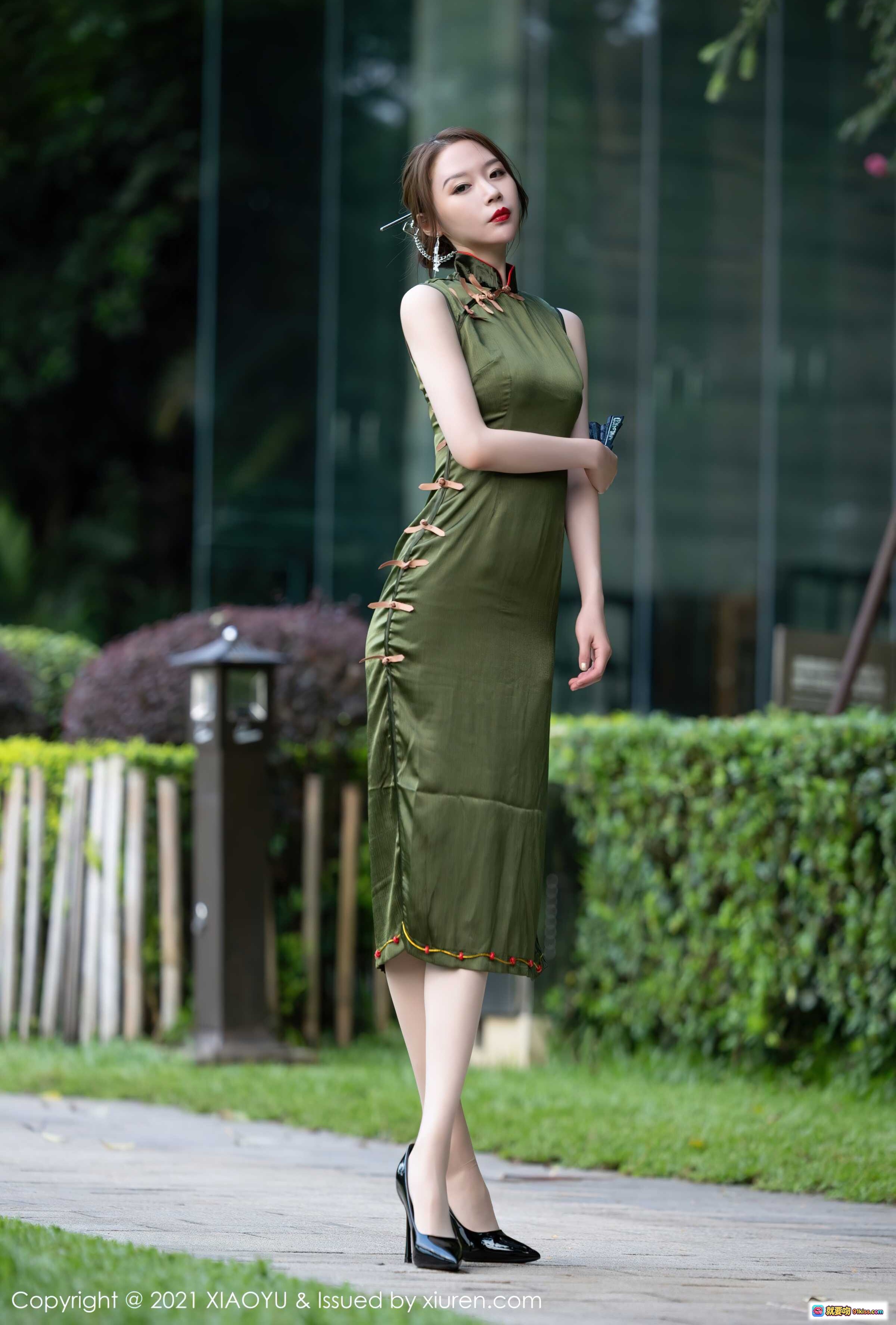 图片[2] - 梦心月身着橄榄绿旗袍手持黑扇优雅回眸，高跟美腿尽显古典韵味与现代时尚融合之美 - 就要吻