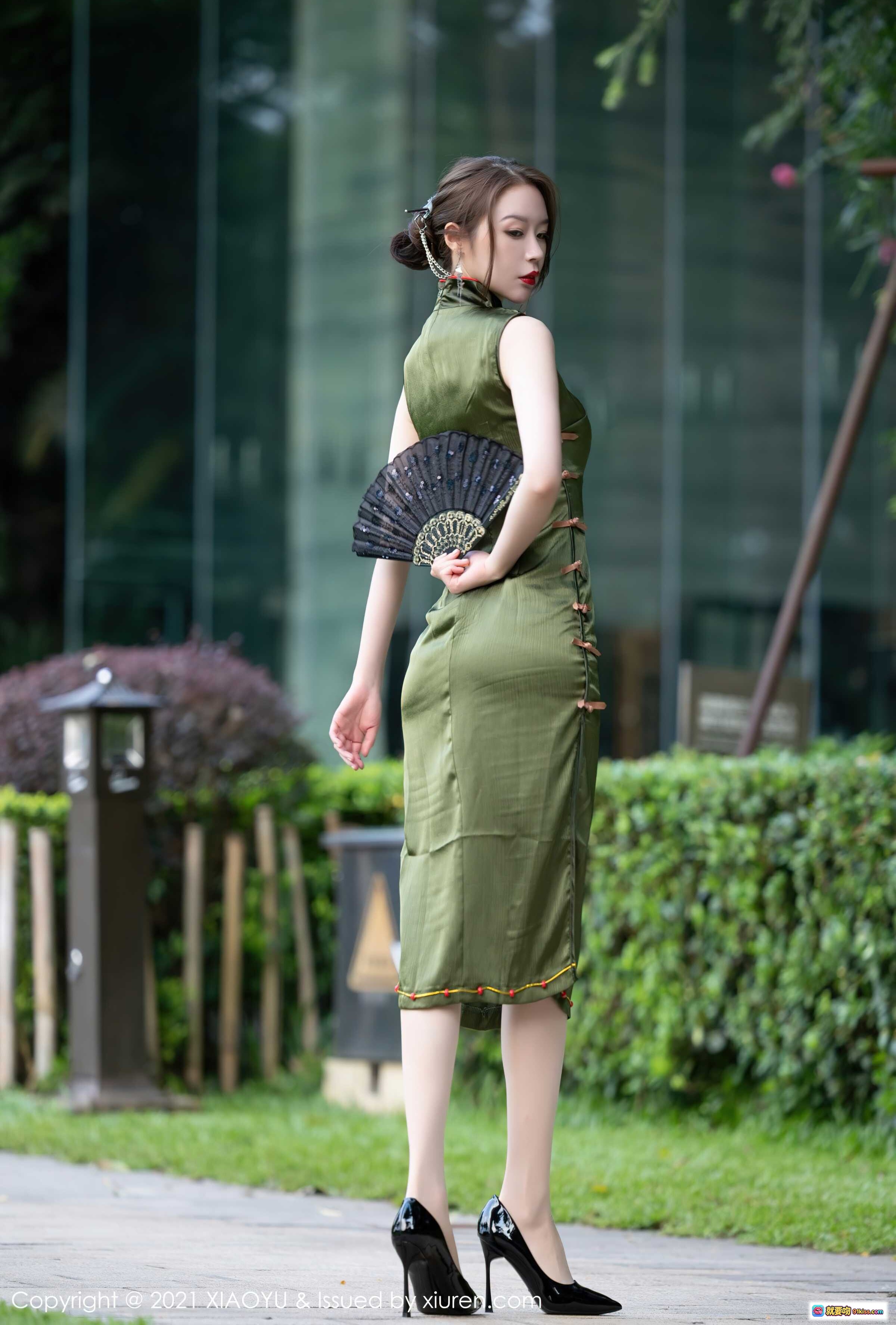 梦心月身着橄榄绿旗袍手持黑扇优雅回眸，高跟美腿尽显古典韵味与现代时尚融合之美 - 就要吻