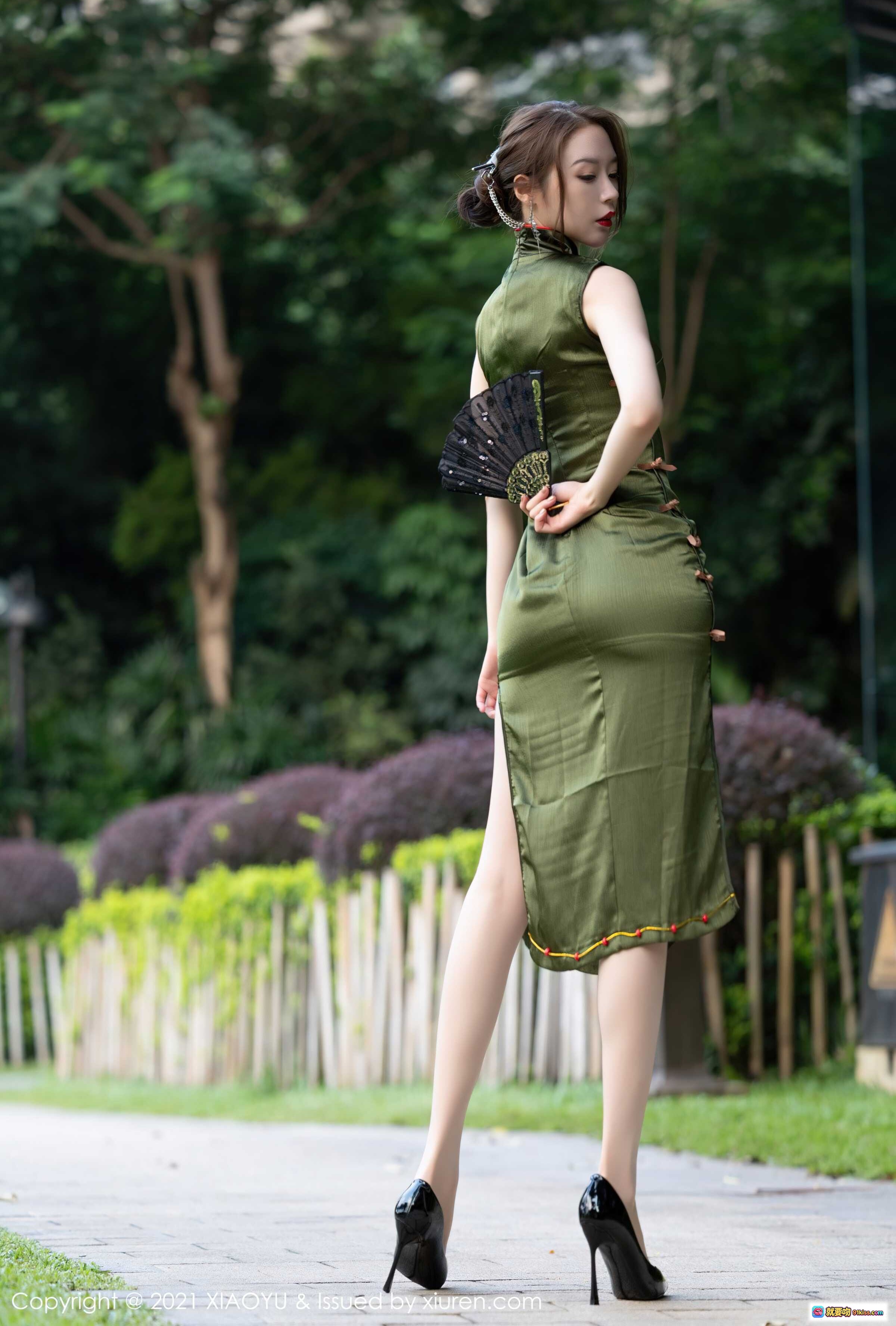 图片[5] - 梦心月身着橄榄绿旗袍手持黑扇优雅回眸，高跟美腿尽显古典韵味与现代时尚融合之美 - 就要吻