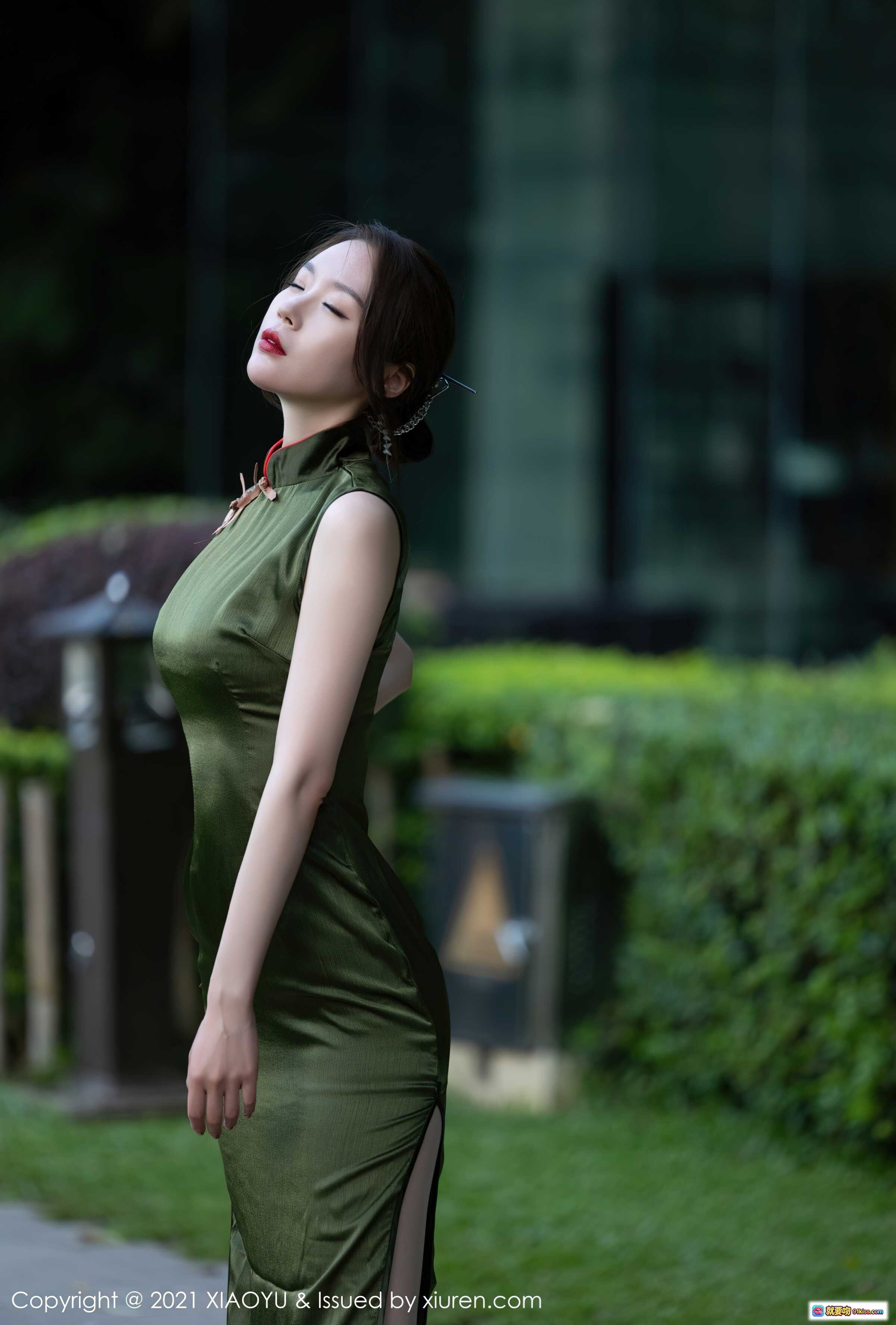 图片[4] - 梦心月身着橄榄绿旗袍手持黑扇优雅回眸，高跟美腿尽显古典韵味与现代时尚融合之美 - 就要吻