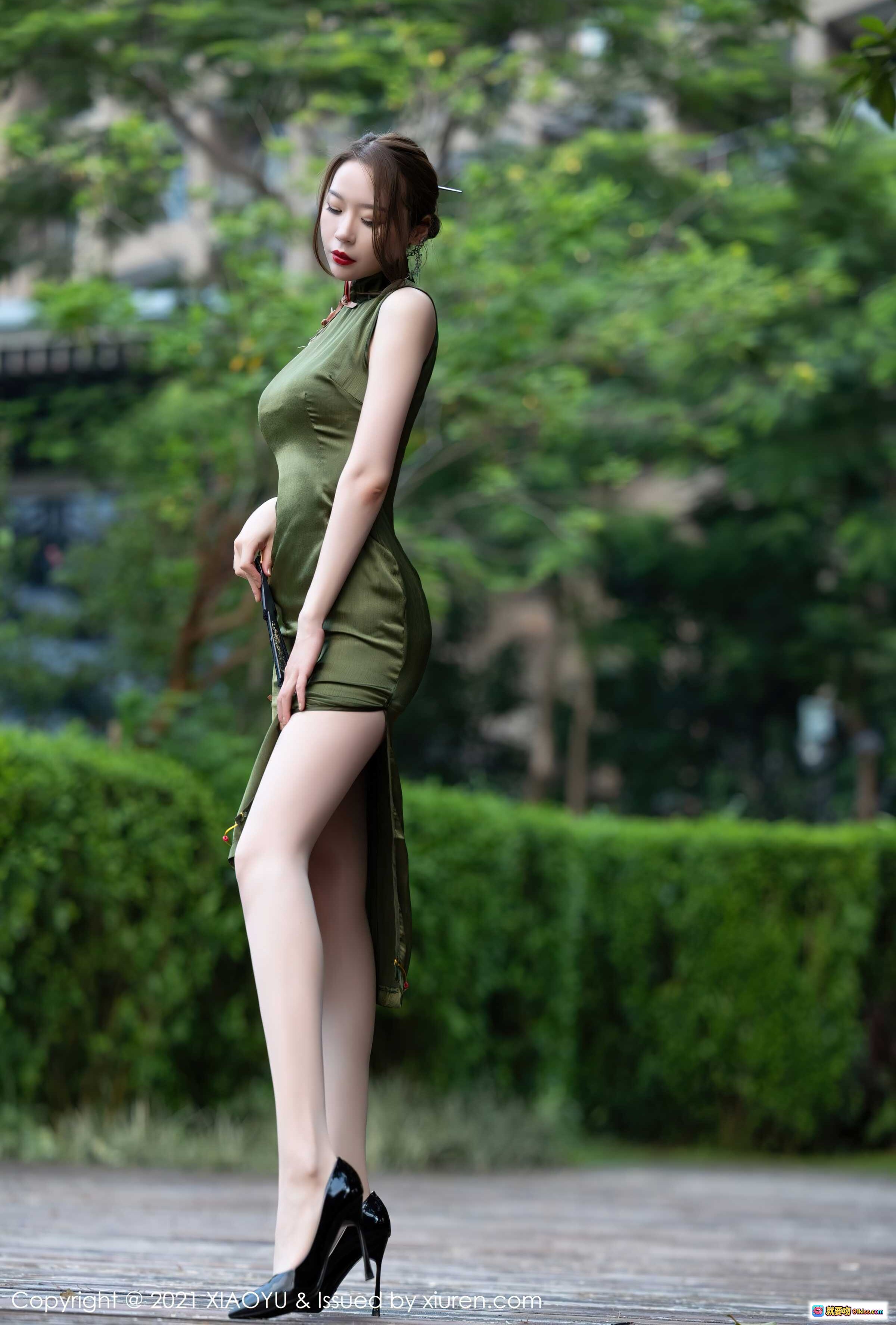 图片[10] - 梦心月身着橄榄绿旗袍手持黑扇优雅回眸，高跟美腿尽显古典韵味与现代时尚融合之美 - 就要吻