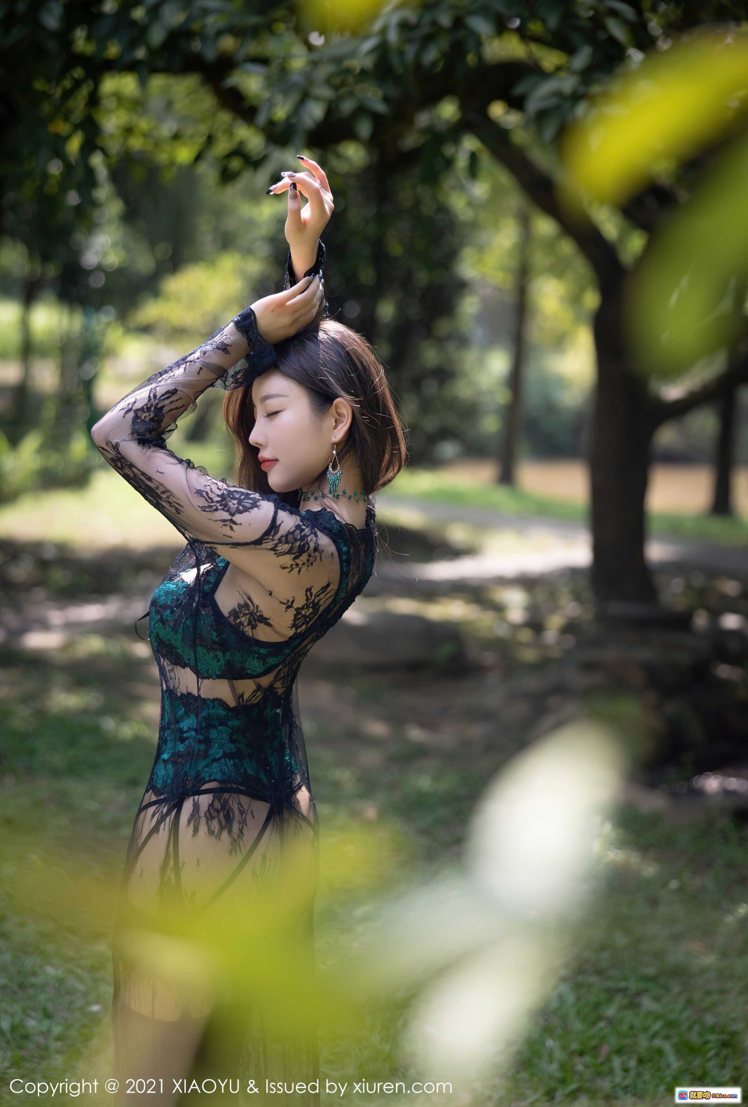 图片[7] - 杨晨晨Yome户外绿意写真 | 黑绿蕾丝透视装 | 长袖高开衩连衣裙 | 丝袜美腿 | 自然光影森林场景 - 就要吻