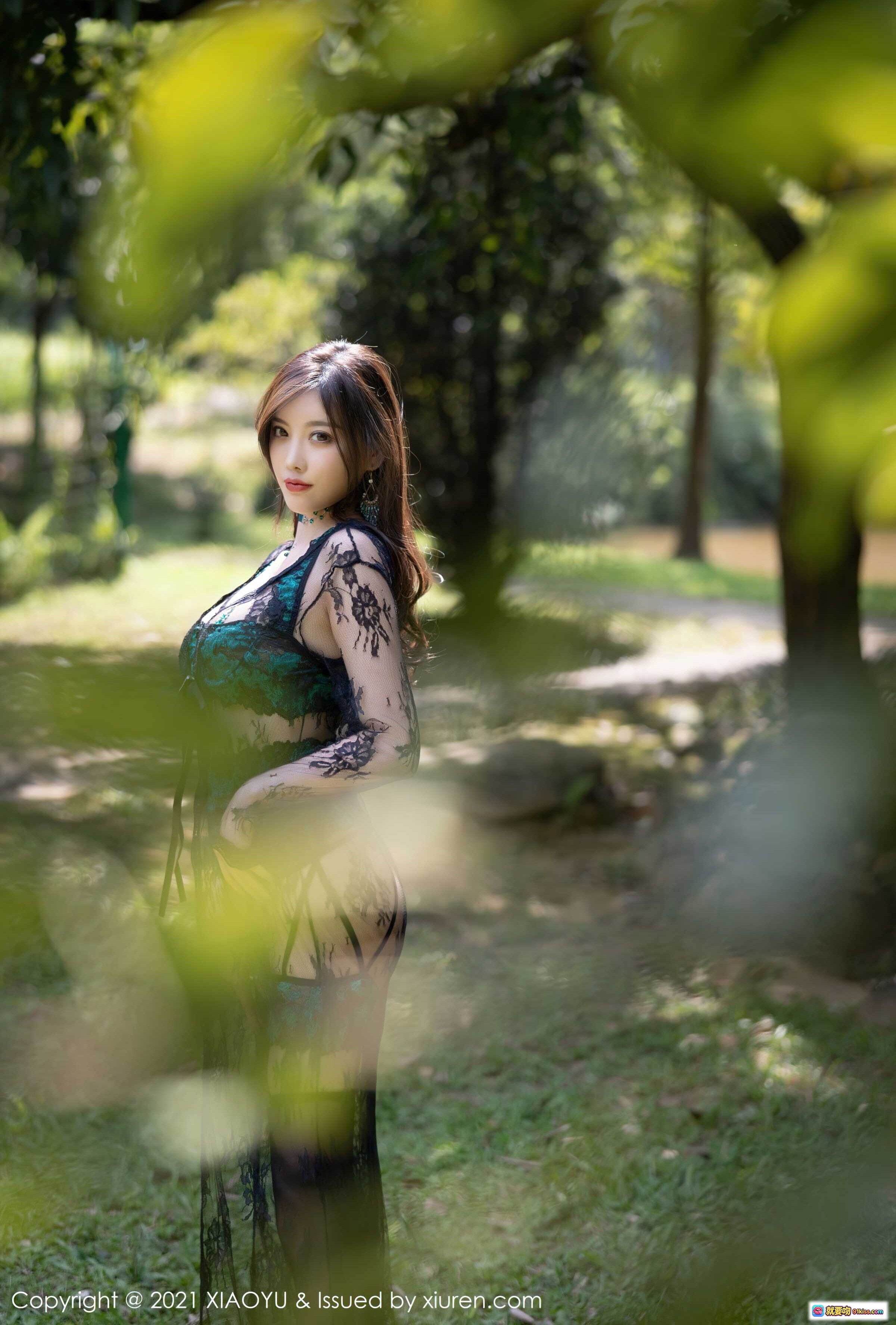 图片[3] - 杨晨晨Yome户外绿意写真 | 黑绿蕾丝透视装 | 长袖高开衩连衣裙 | 丝袜美腿 | 自然光影森林场景 - 就要吻