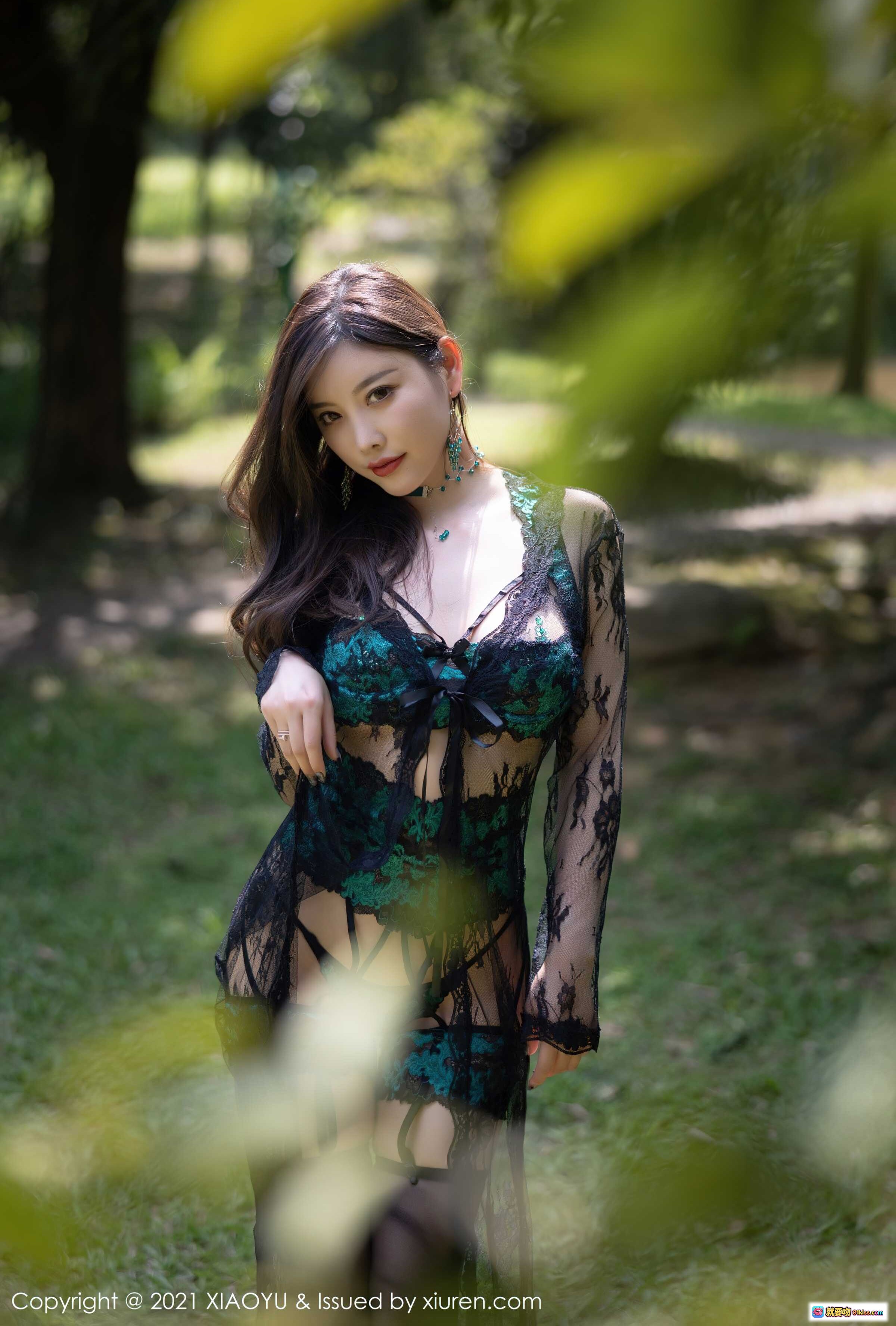 图片[6] - 杨晨晨Yome户外绿意写真 | 黑绿蕾丝透视装 | 长袖高开衩连衣裙 | 丝袜美腿 | 自然光影森林场景 - 就要吻