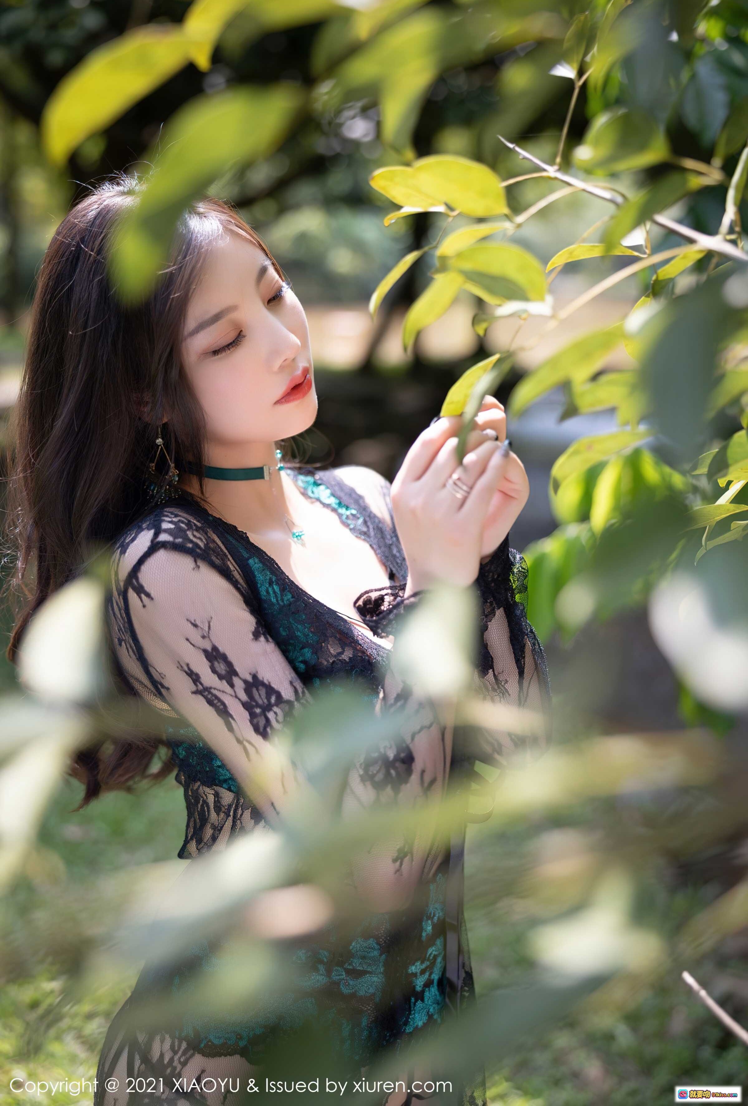 图片[10] - 杨晨晨Yome户外绿意写真 | 黑绿蕾丝透视装 | 长袖高开衩连衣裙 | 丝袜美腿 | 自然光影森林场景 - 就要吻