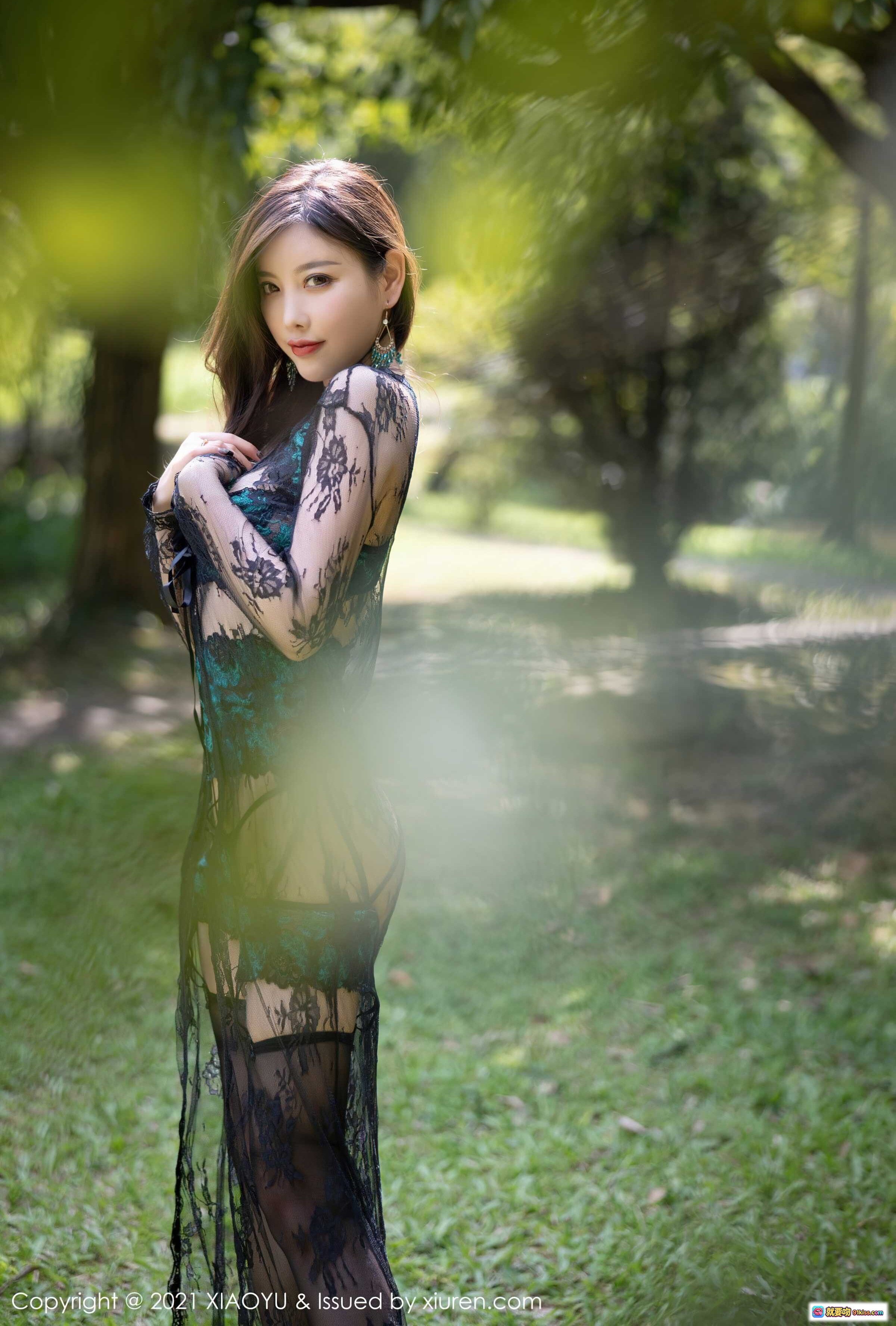 图片[4] - 杨晨晨Yome户外绿意写真 | 黑绿蕾丝透视装 | 长袖高开衩连衣裙 | 丝袜美腿 | 自然光影森林场景 - 就要吻