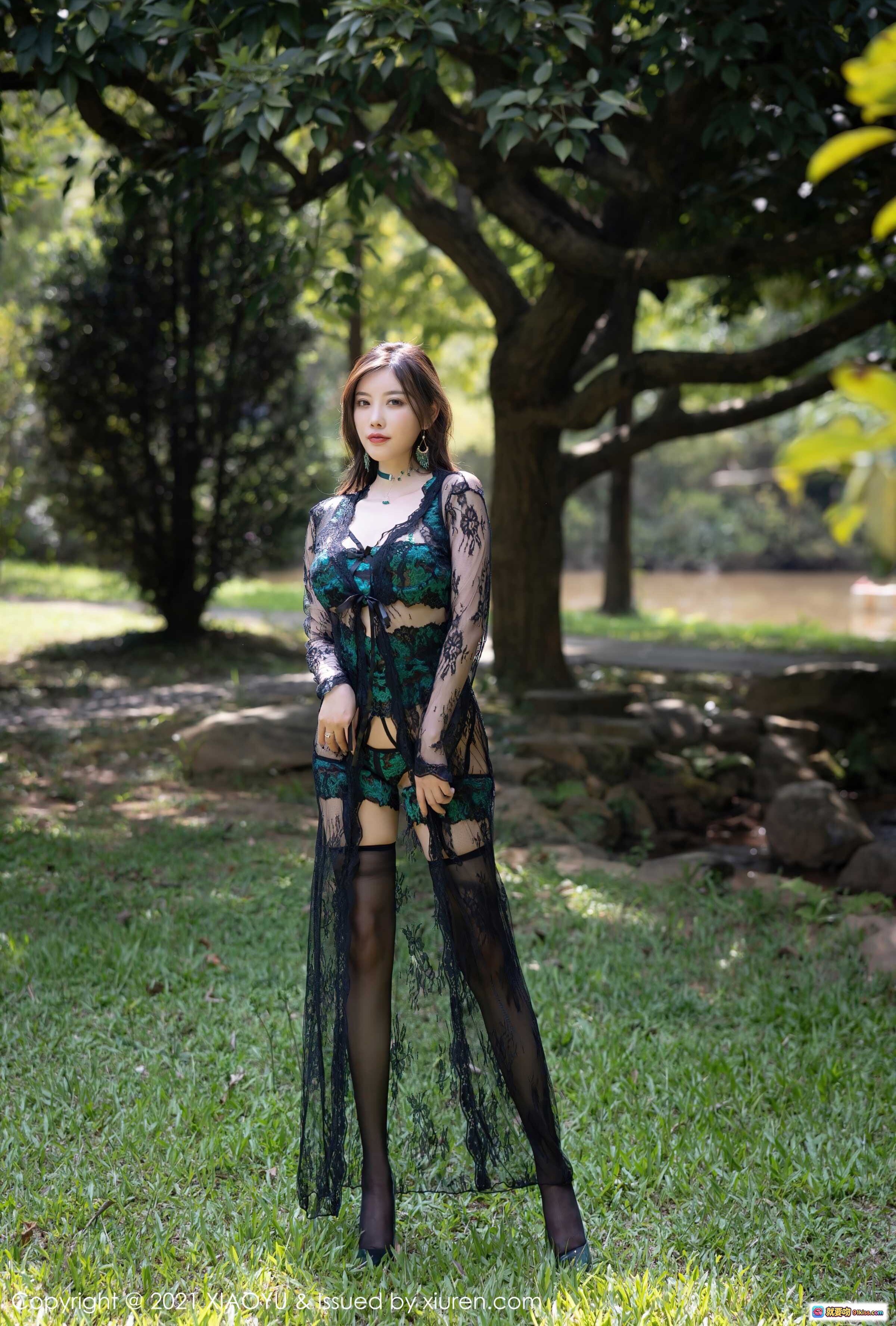 图片[1] - 杨晨晨Yome户外绿意写真 | 黑绿蕾丝透视装 | 长袖高开衩连衣裙 | 丝袜美腿 | 自然光影森林场景 - 就要吻