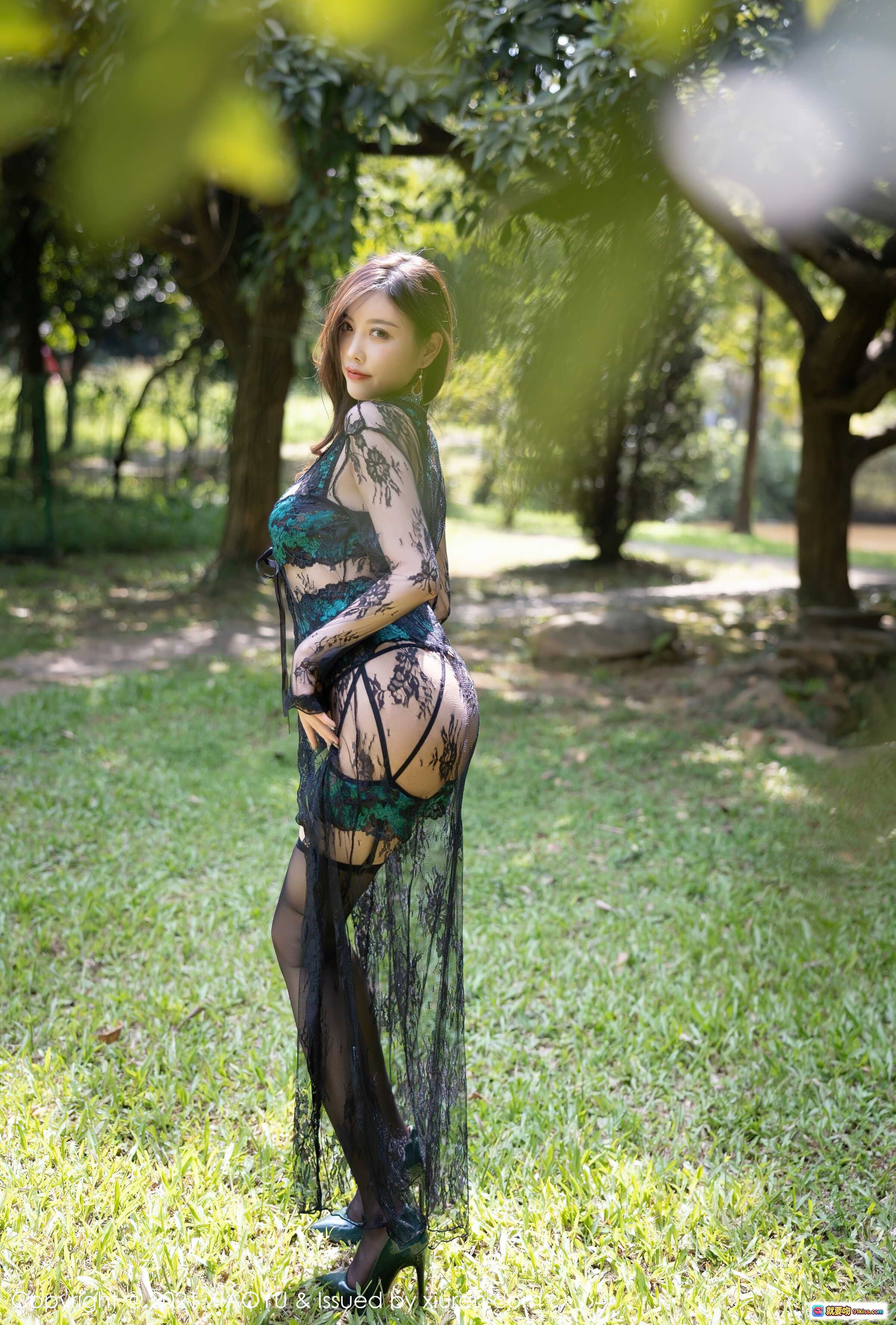 图片[5] - 杨晨晨Yome户外绿意写真 | 黑绿蕾丝透视装 | 长袖高开衩连衣裙 | 丝袜美腿 | 自然光影森林场景 - 就要吻