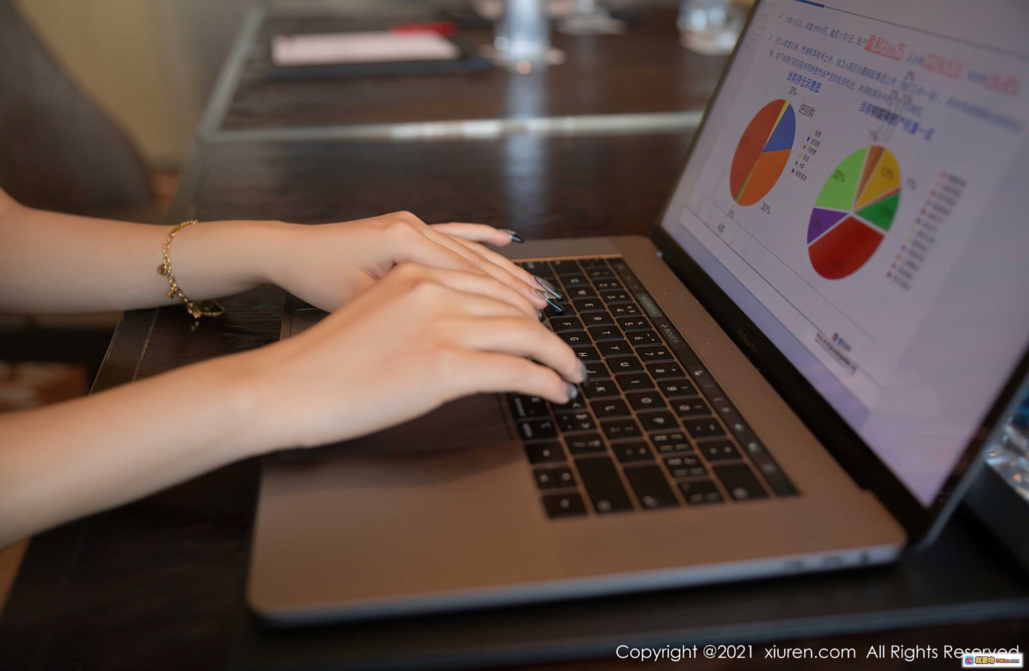 图片[3] - 杨晨晨手机聊天界面特写｜木质桌面+金色边框iPhone+绿色消息气泡+键盘输入状态｜XIUREN秀人网2021.11.03 No.4162 - 就要吻