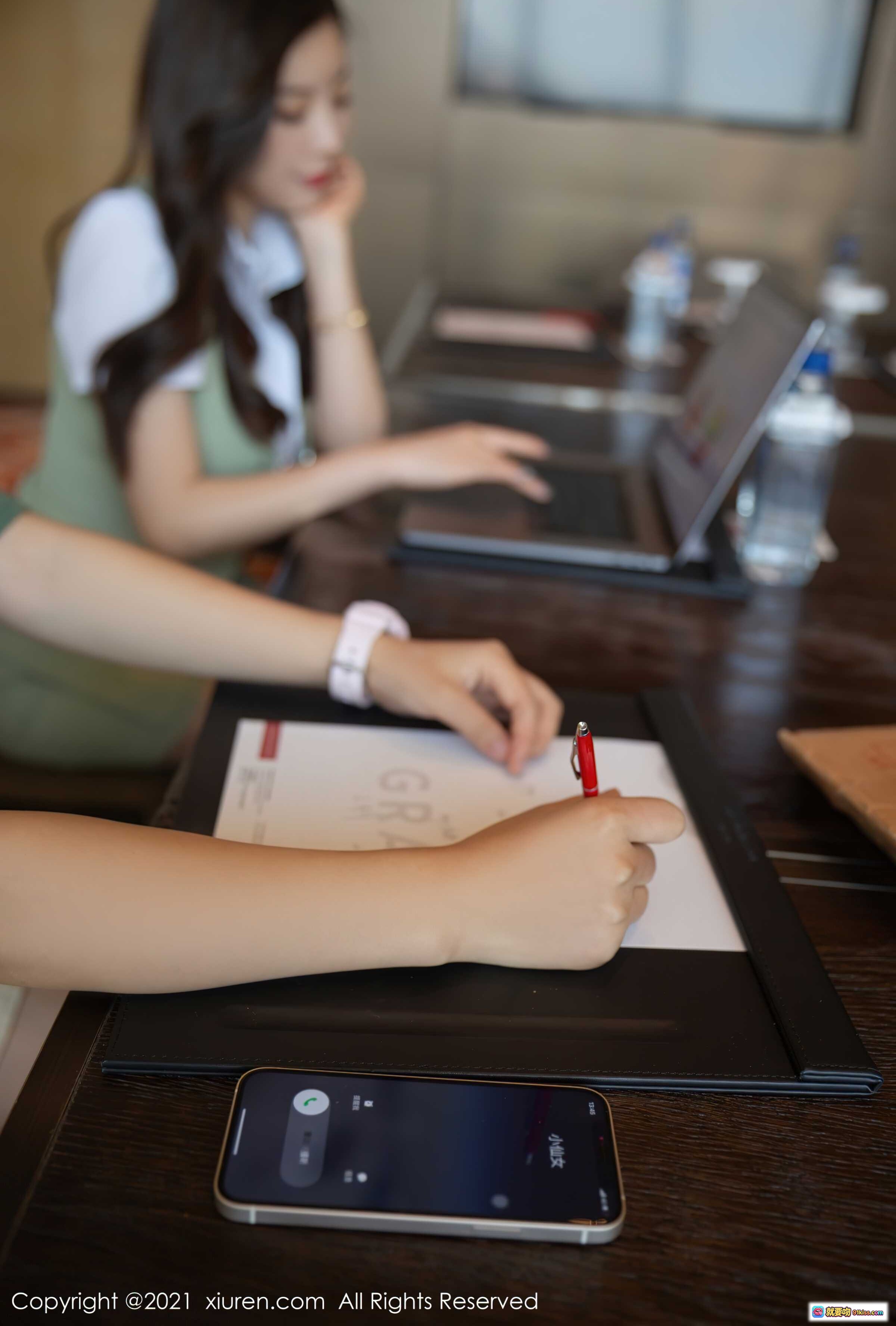 图片[4] - 杨晨晨手机聊天界面特写｜木质桌面+金色边框iPhone+绿色消息气泡+键盘输入状态｜XIUREN秀人网2021.11.03 No.4162 - 就要吻