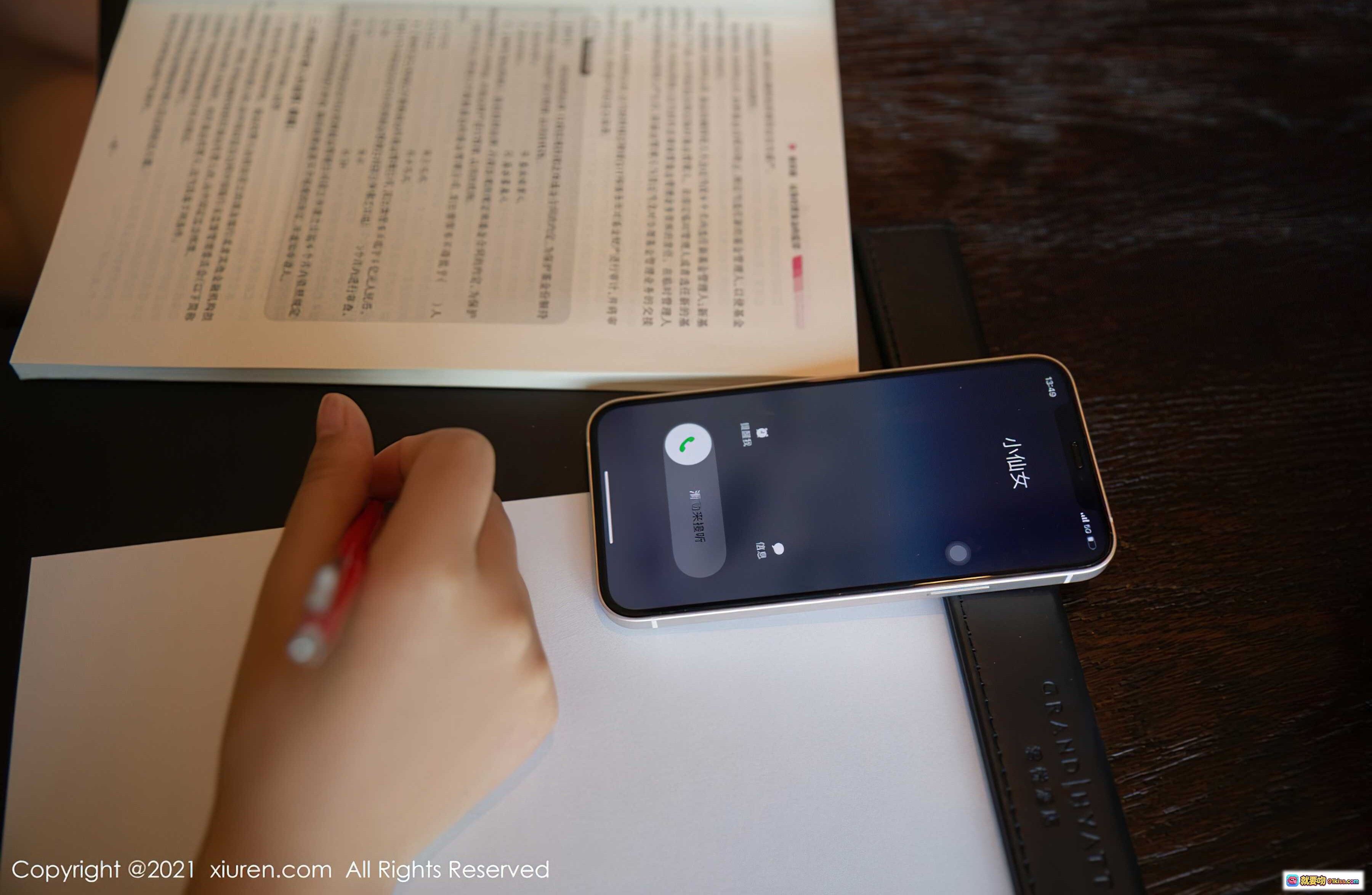 图片[8] - 杨晨晨手机聊天界面特写｜木质桌面+金色边框iPhone+绿色消息气泡+键盘输入状态｜XIUREN秀人网2021.11.03 No.4162 - 就要吻