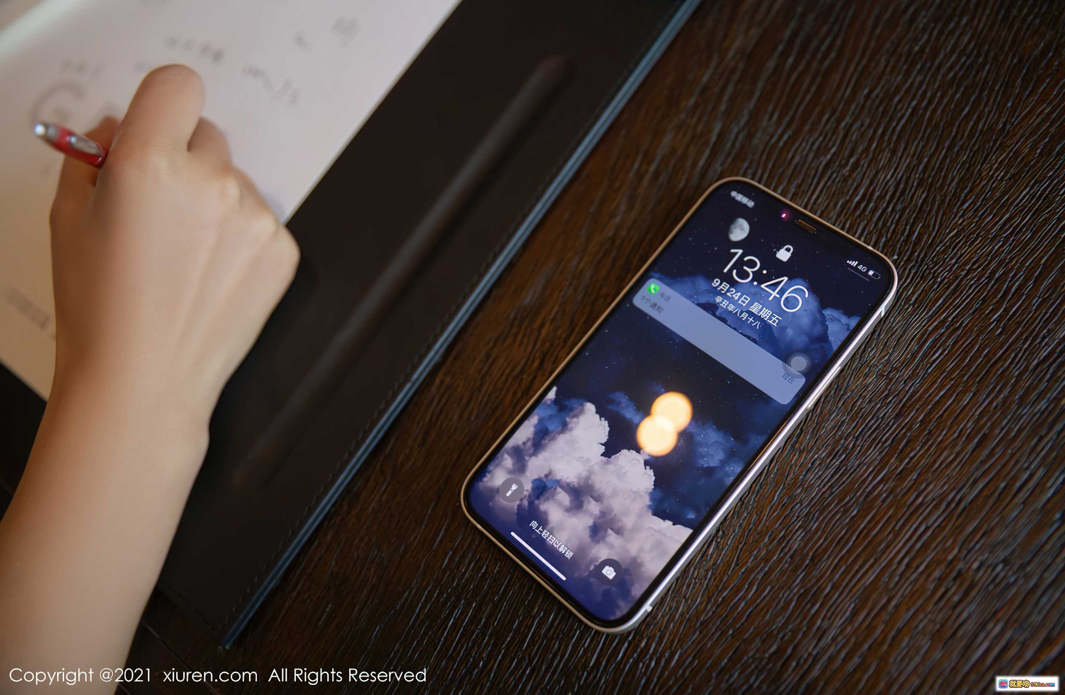 图片[7] - 杨晨晨手机聊天界面特写｜木质桌面+金色边框iPhone+绿色消息气泡+键盘输入状态｜XIUREN秀人网2021.11.03 No.4162 - 就要吻