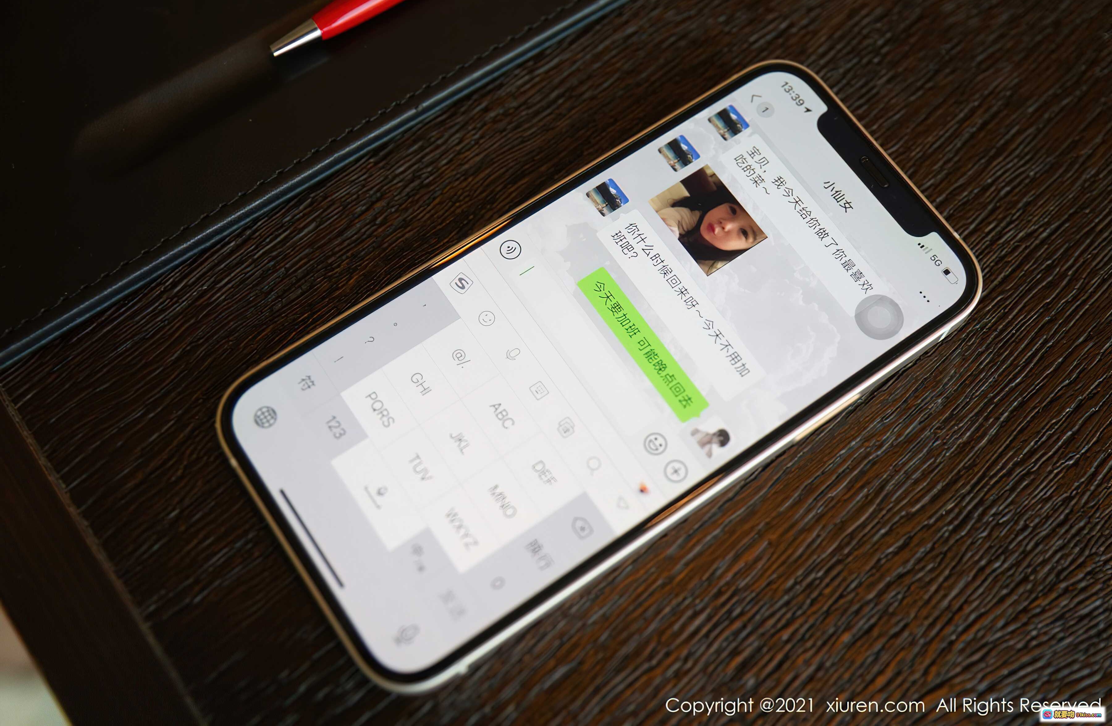 杨晨晨手机聊天界面特写｜木质桌面+金色边框iPhone+绿色消息气泡+键盘输入状态｜XIUREN秀人网2021.11.03 No.4162 - 就要吻