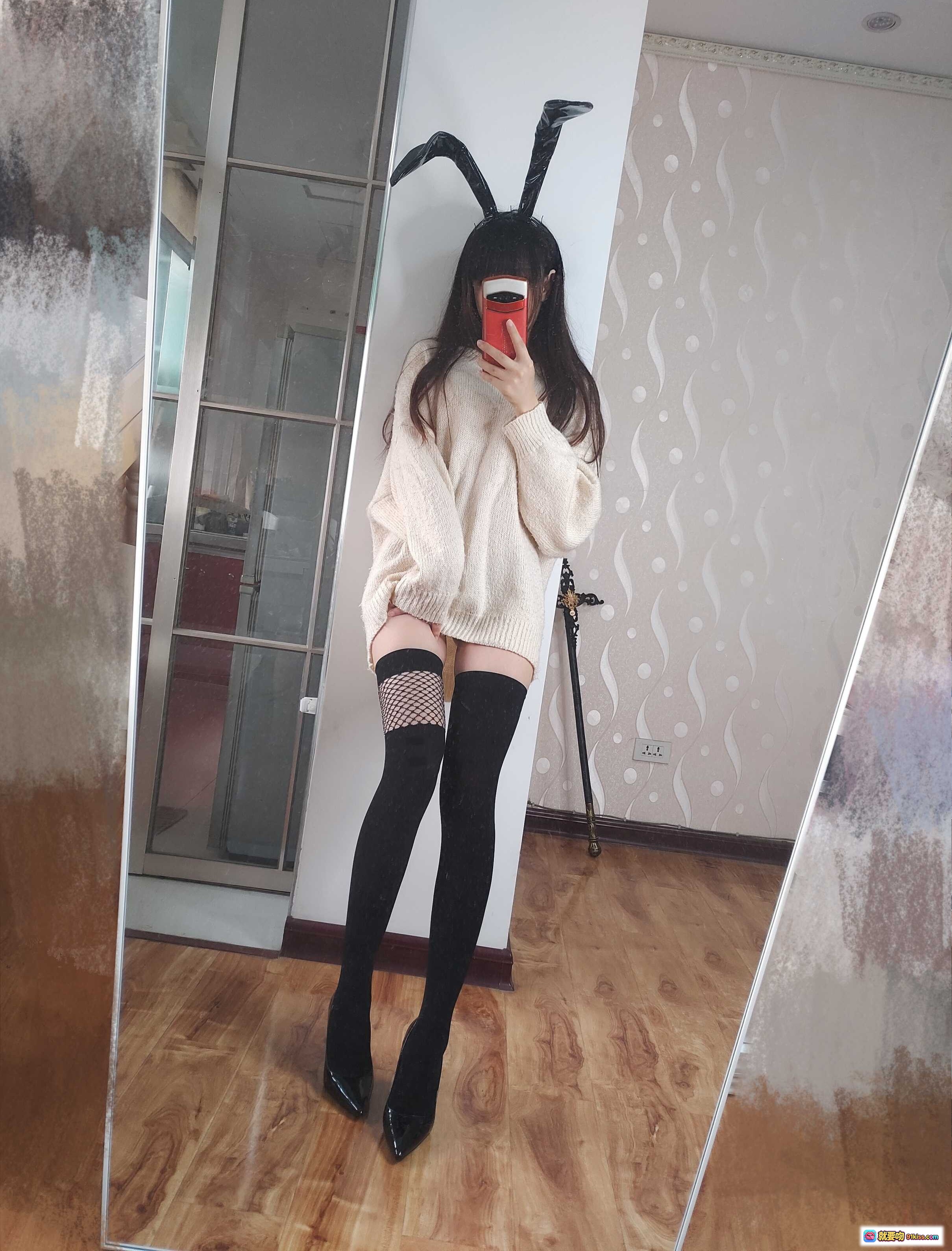 图片[1] - 雪琪SAMA NO.043 兔耳造型+米白毛衣+黑色过膝袜+渔网袜+高跟鞋 自拍镜前写真 141P - 就要吻