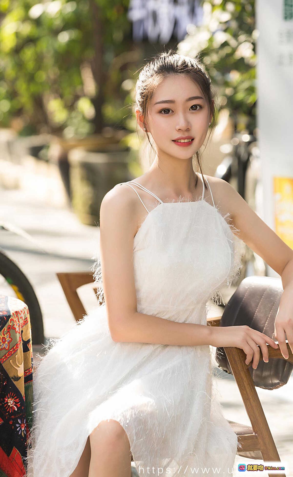 图片[1] - 小雪儿白色羽毛吊带裙户外写真 | Ugirls尤果网爱尤物No.2218清新自然少女风人像摄影 - 就要吻