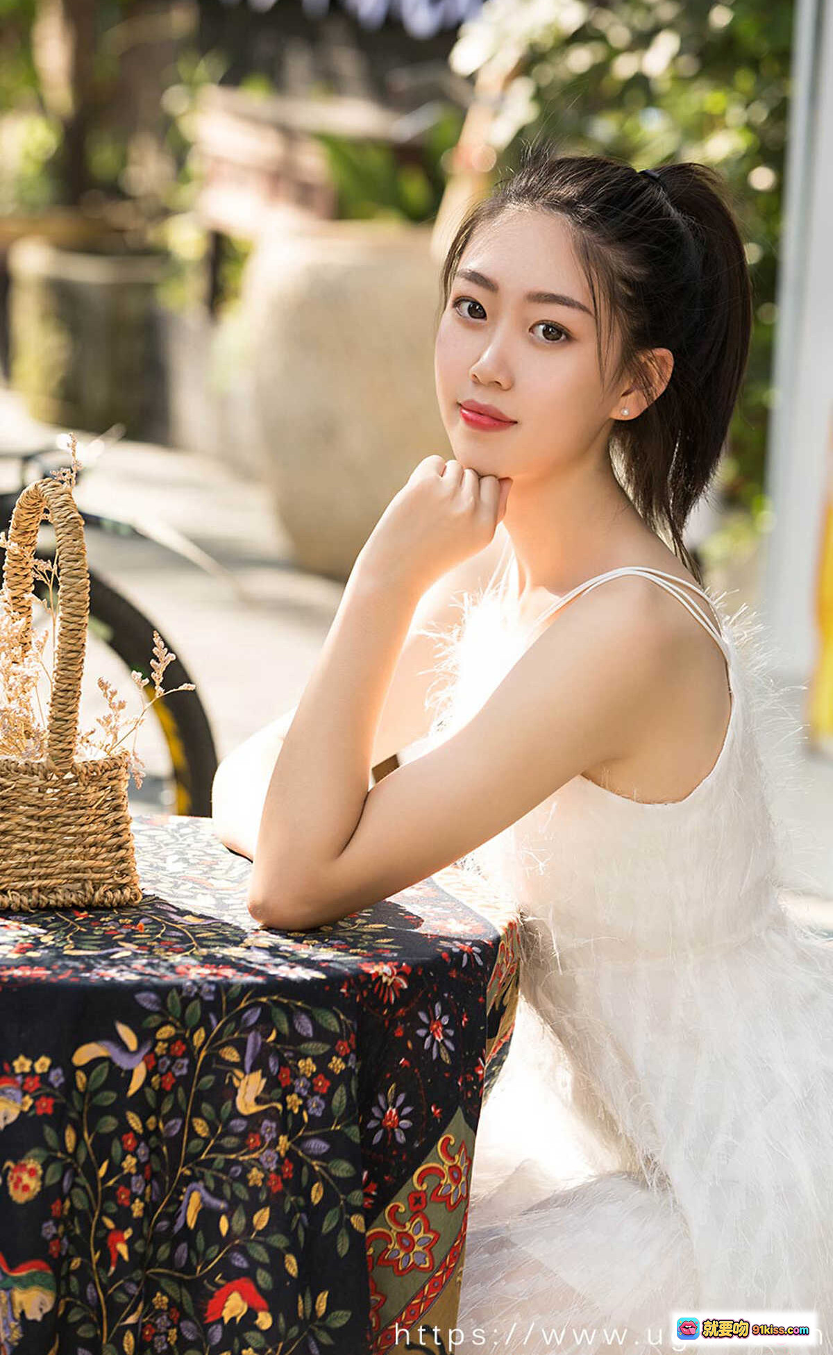 图片[2] - 小雪儿白色羽毛吊带裙户外写真 | Ugirls尤果网爱尤物No.2218清新自然少女风人像摄影 - 就要吻