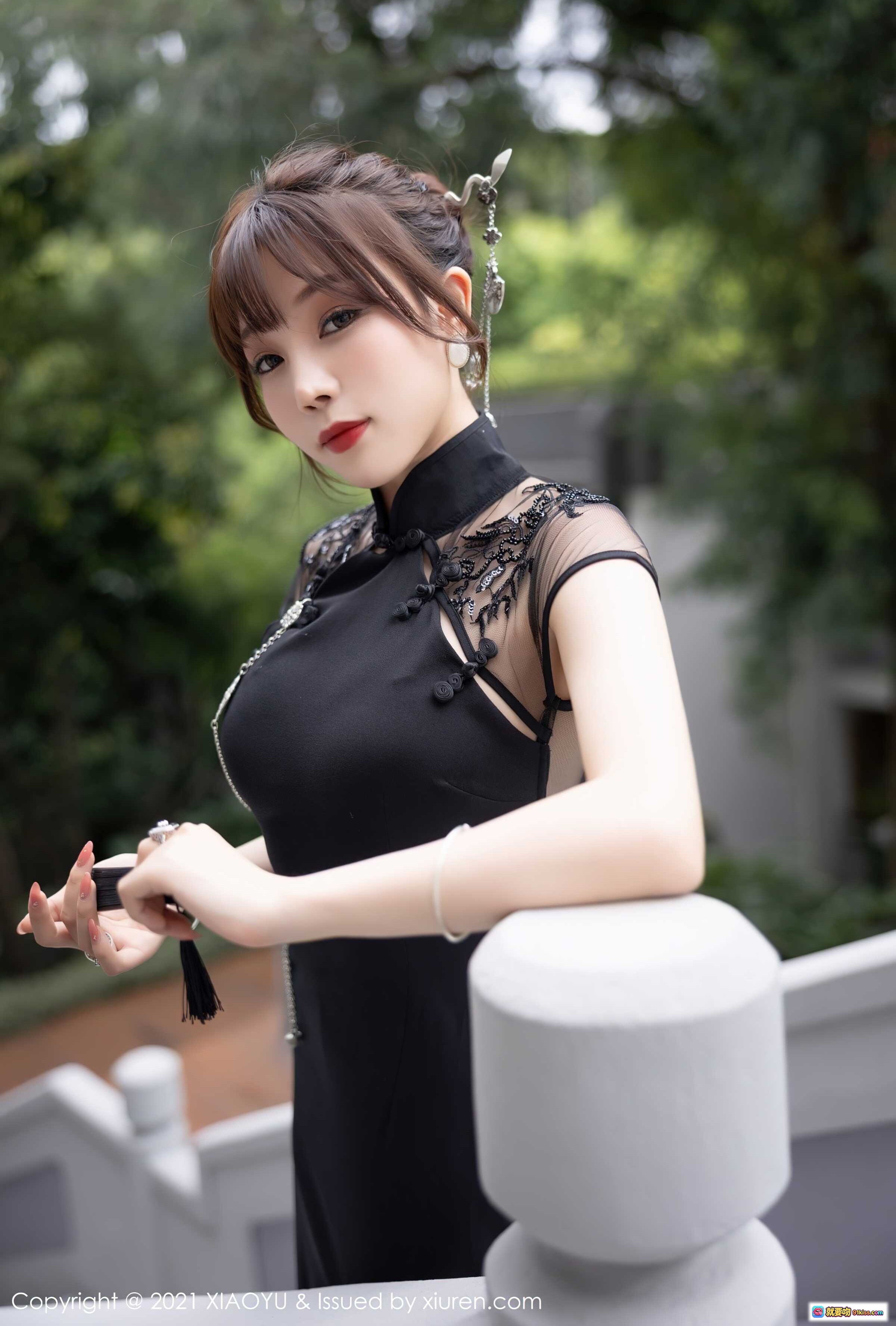 图片[5] - 芝芝Booty黑旗袍写真 | 优雅持扇古典风 | XIAOYU Vol.629 2021.10.11 精美摄影集 - 就要吻