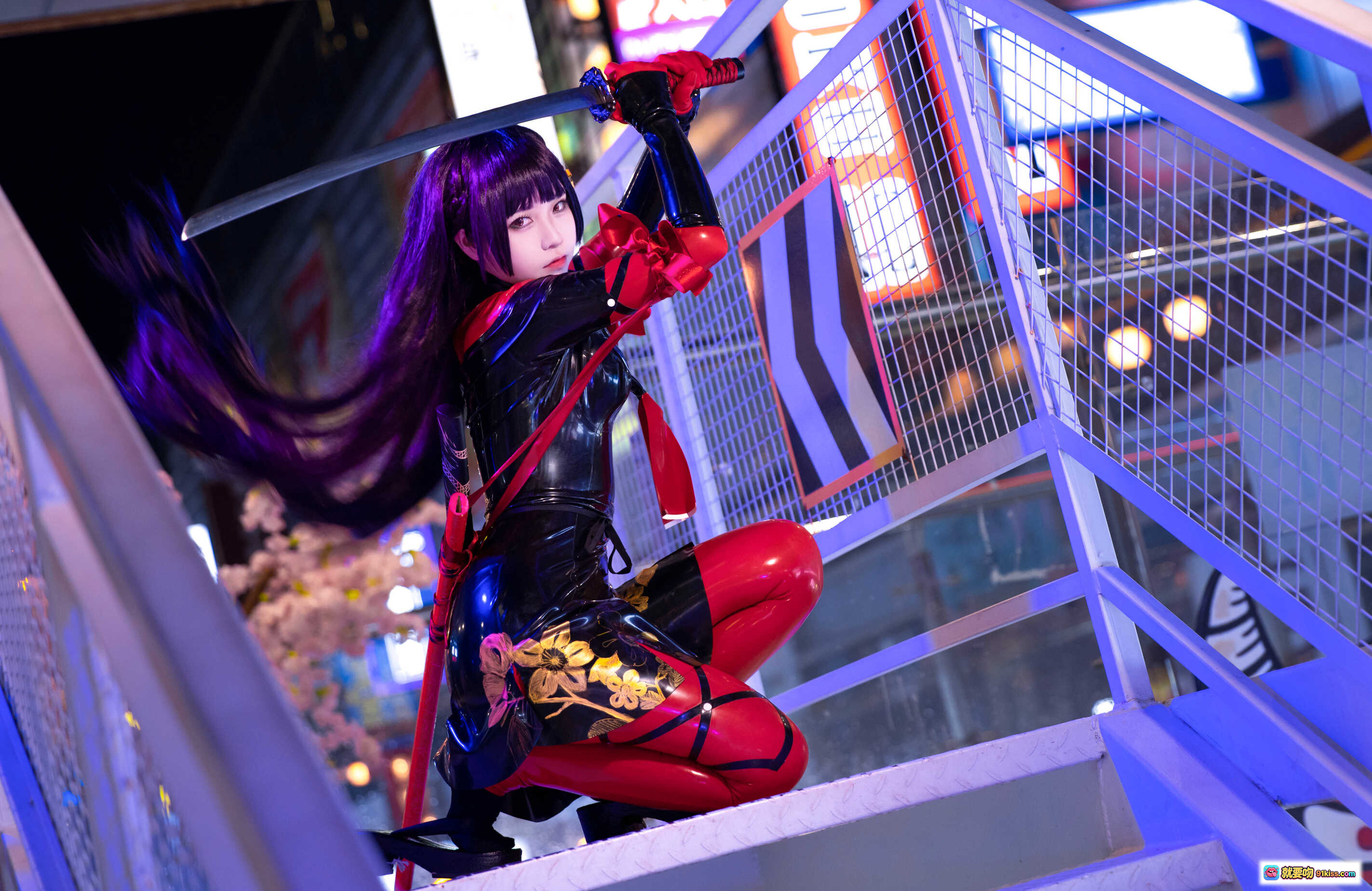 图片[1] - 菊千代Cosplay写真 | 紫发武士刀造型 | 黑红紧身战衣 | 夜景霓虹楼梯拍摄 | G44不会受伤NO.042高清20P - 就要吻
