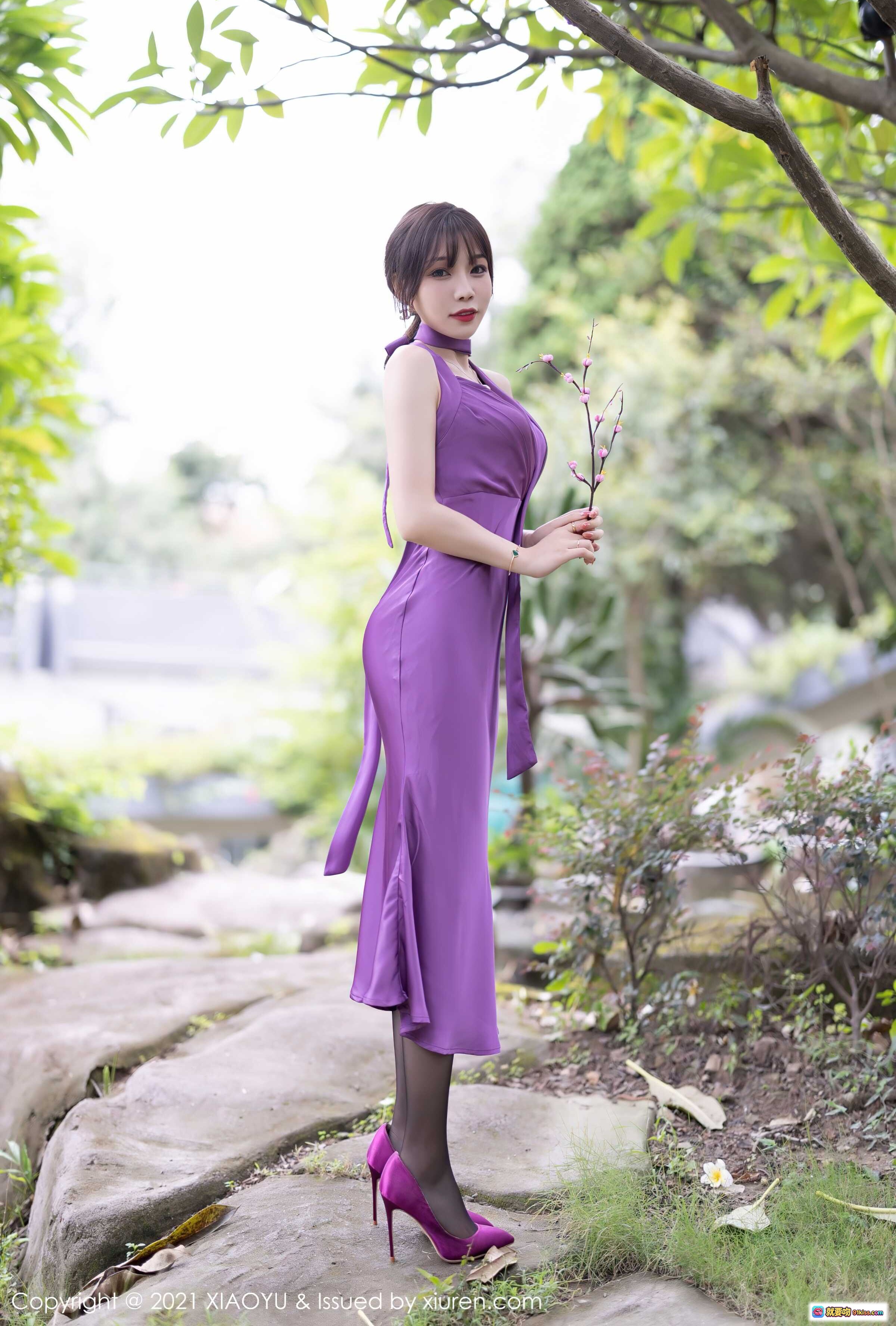 图片[1] - 紫裙美女芝芝户外写真｜优雅旗袍风造型+高跟黑丝+手持花枝｜XIAOYU Vol.634高清美图 - 就要吻