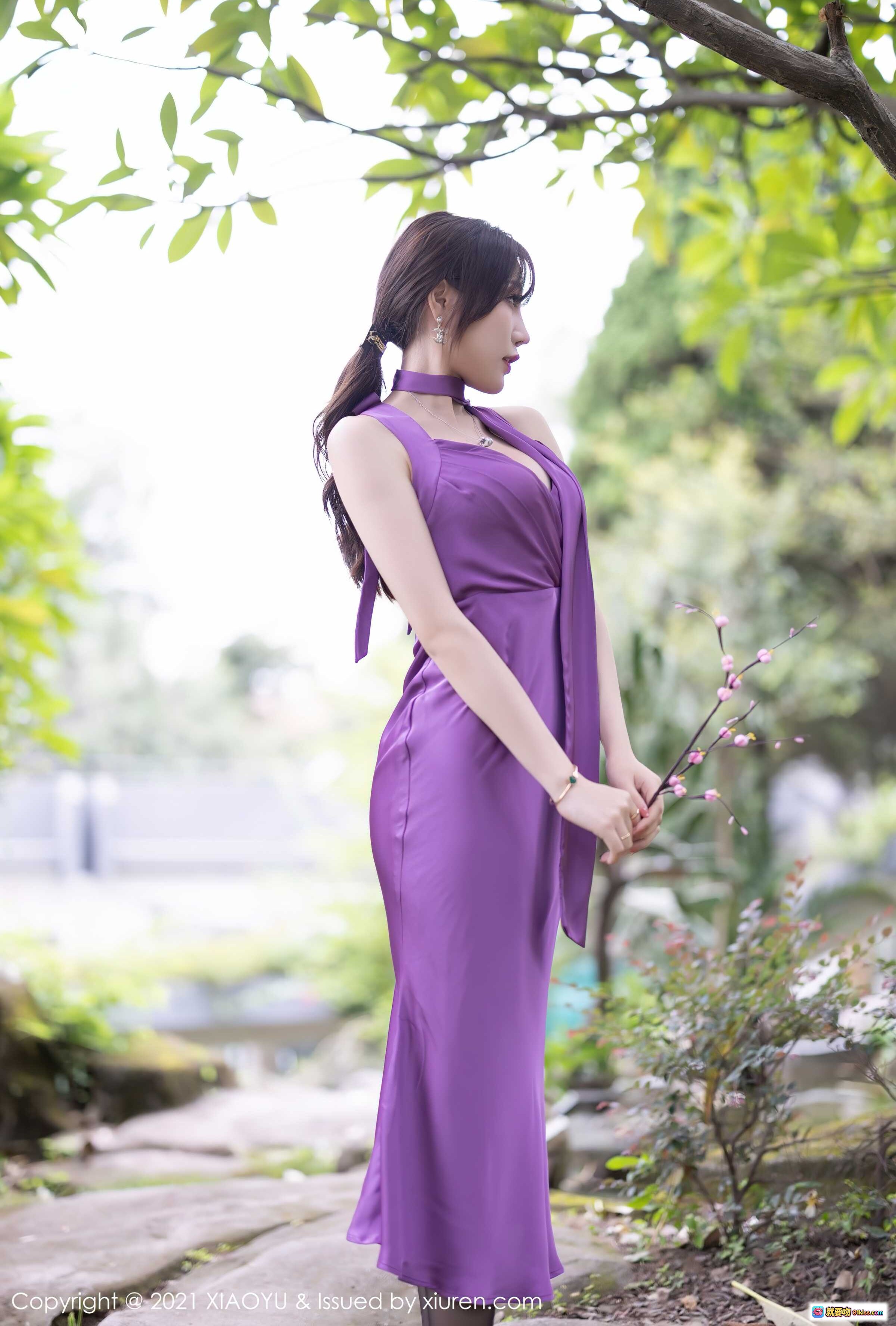 图片[2] - 紫裙美女芝芝户外写真｜优雅旗袍风造型+高跟黑丝+手持花枝｜XIAOYU Vol.634高清美图 - 就要吻