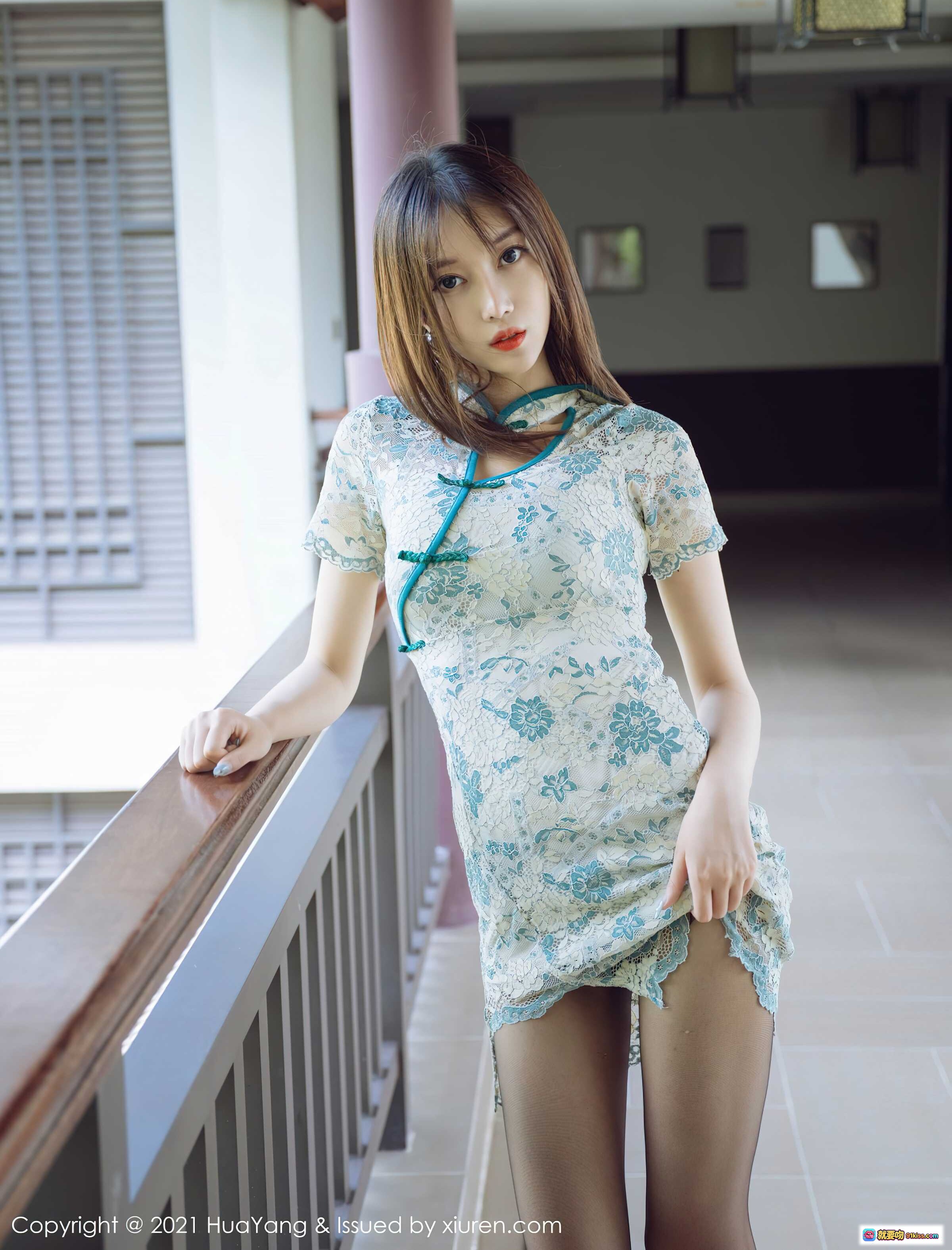 图片[1] - HuaYang花漾2021.10.27 Vol.457 玥儿玥er旗袍写真 精致蕾丝青花图案 黑丝美腿阳台倚栏 优雅性感东方风 - 就要吻