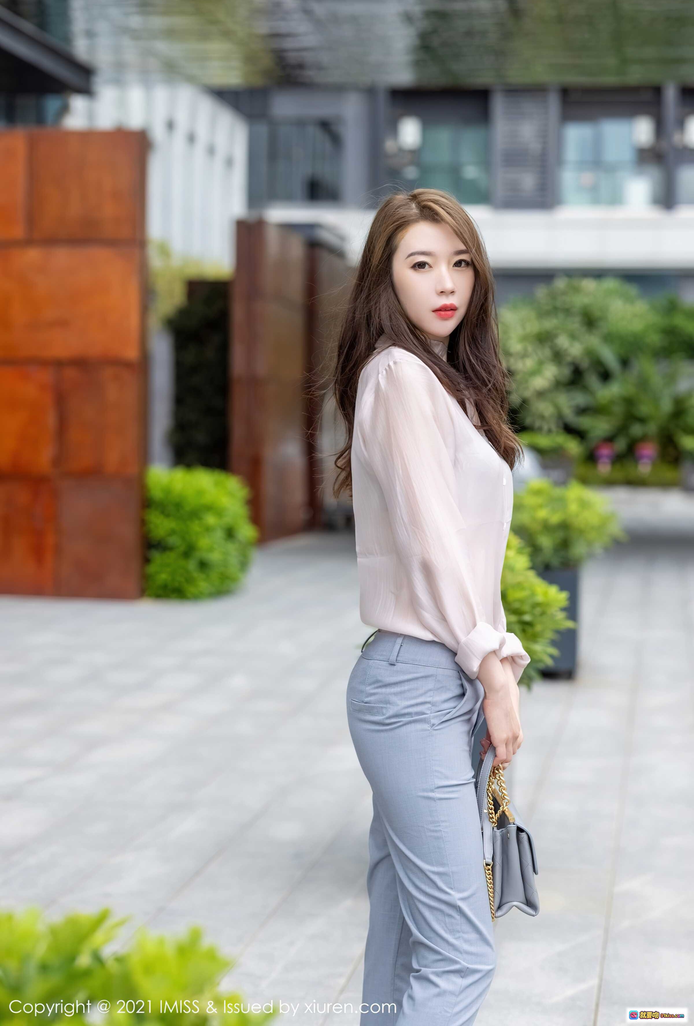 图片[2] - 梦心月街拍写真：粉色衬衫+灰色长裤+香奈儿手袋，都市优雅风范尽显 - 就要吻