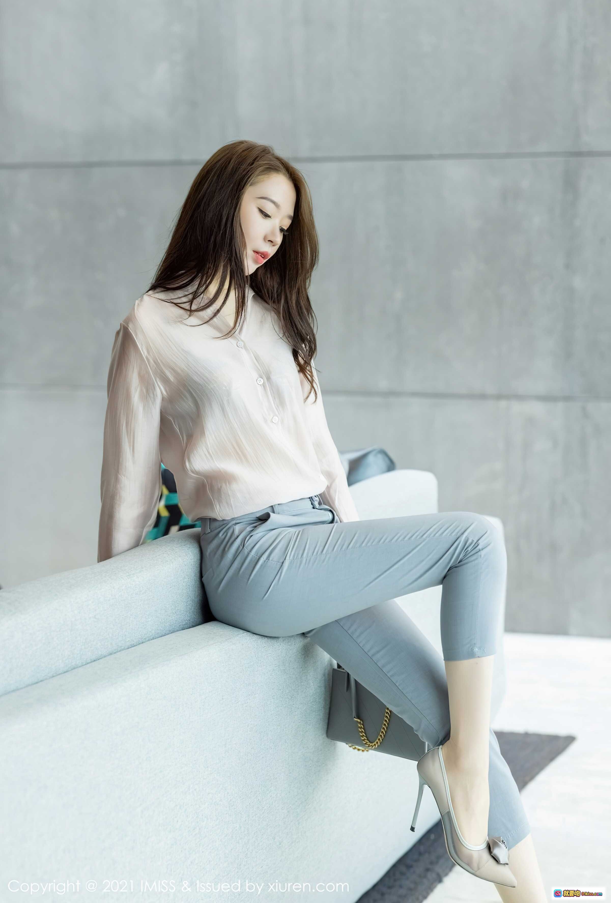 图片[3] - 梦心月街拍写真：粉色衬衫+灰色长裤+香奈儿手袋，都市优雅风范尽显 - 就要吻