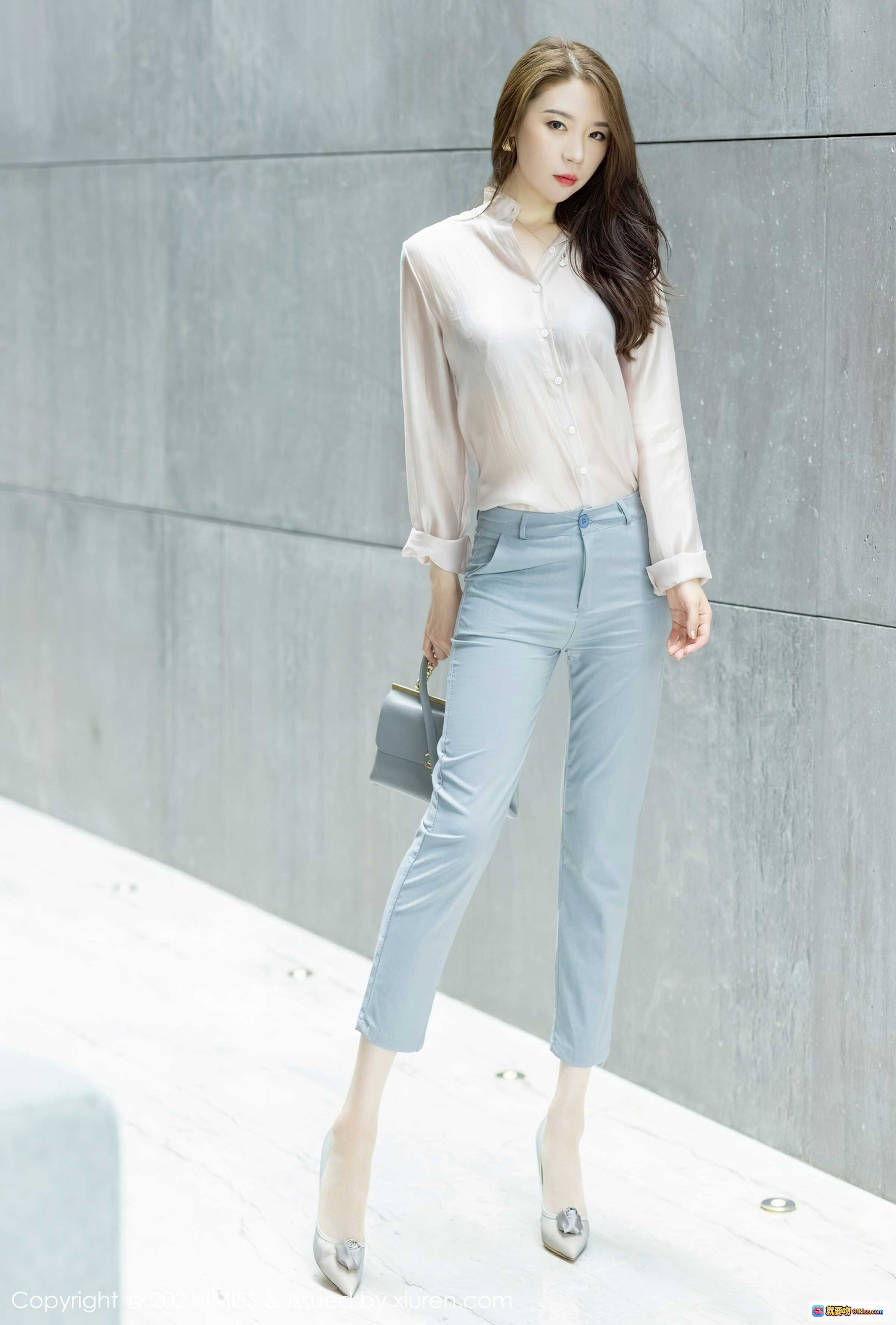 图片[5] - 梦心月街拍写真：粉色衬衫+灰色长裤+香奈儿手袋，都市优雅风范尽显 - 就要吻