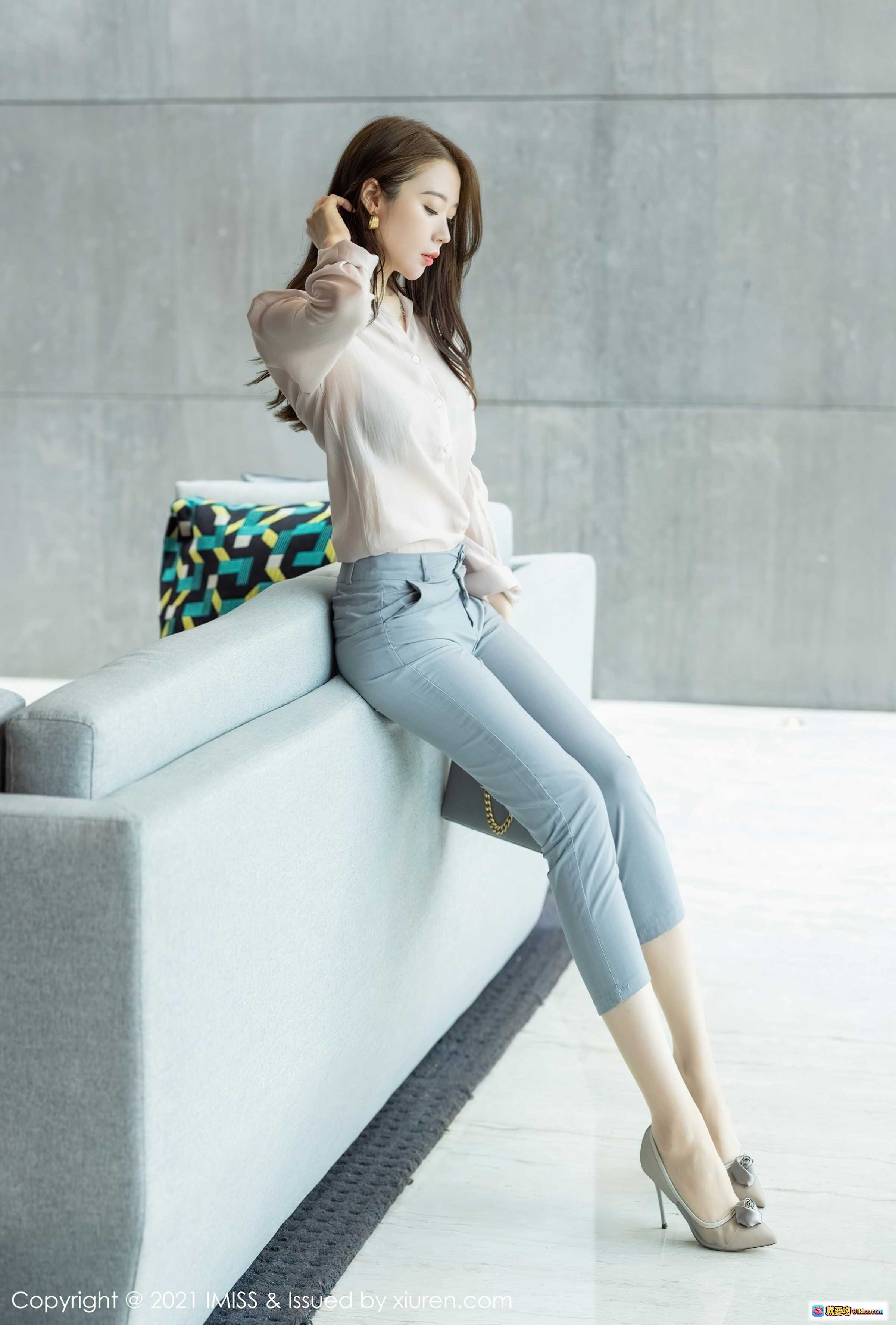 图片[4] - 梦心月街拍写真：粉色衬衫+灰色长裤+香奈儿手袋，都市优雅风范尽显 - 就要吻