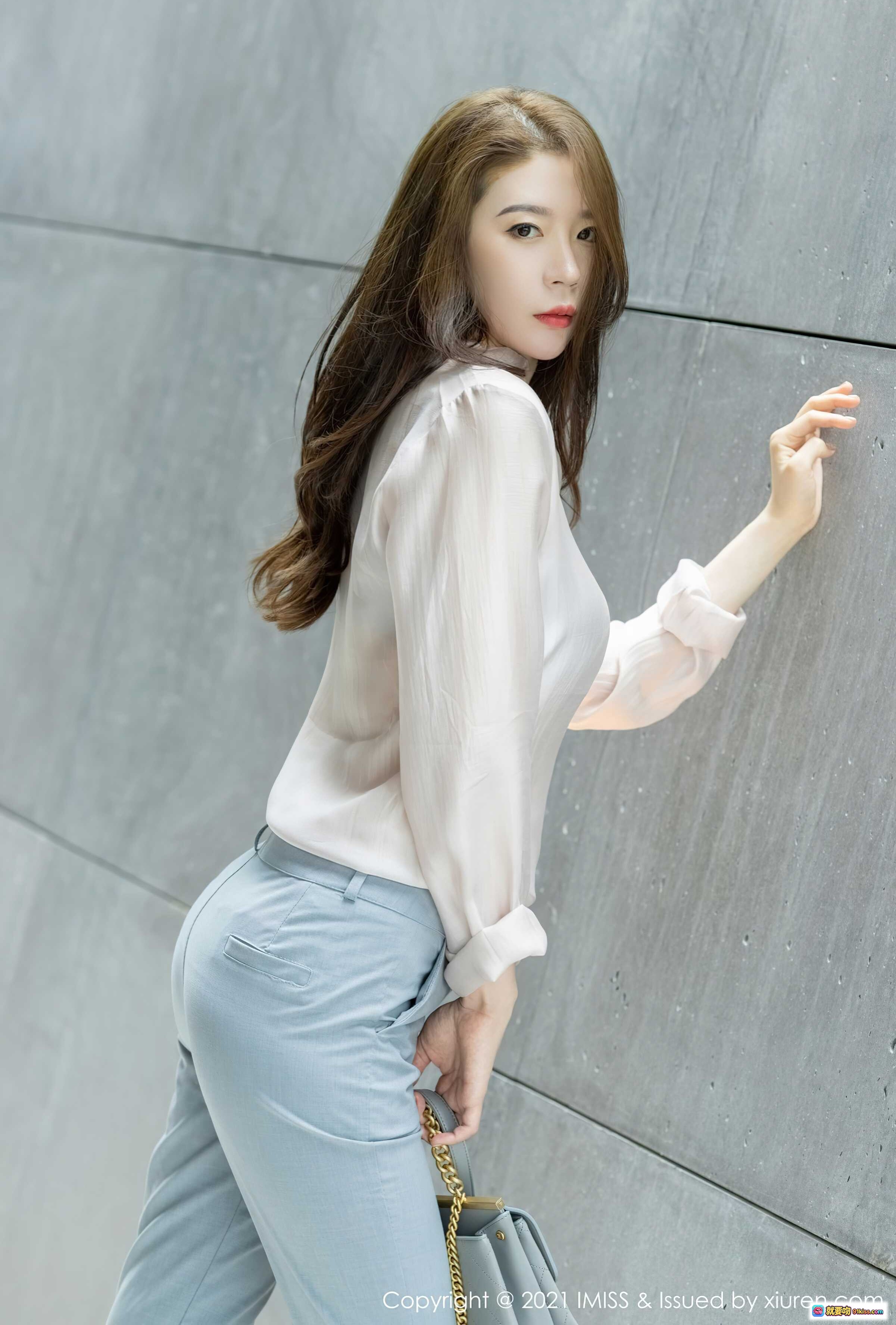 图片[8] - 梦心月街拍写真：粉色衬衫+灰色长裤+香奈儿手袋，都市优雅风范尽显 - 就要吻