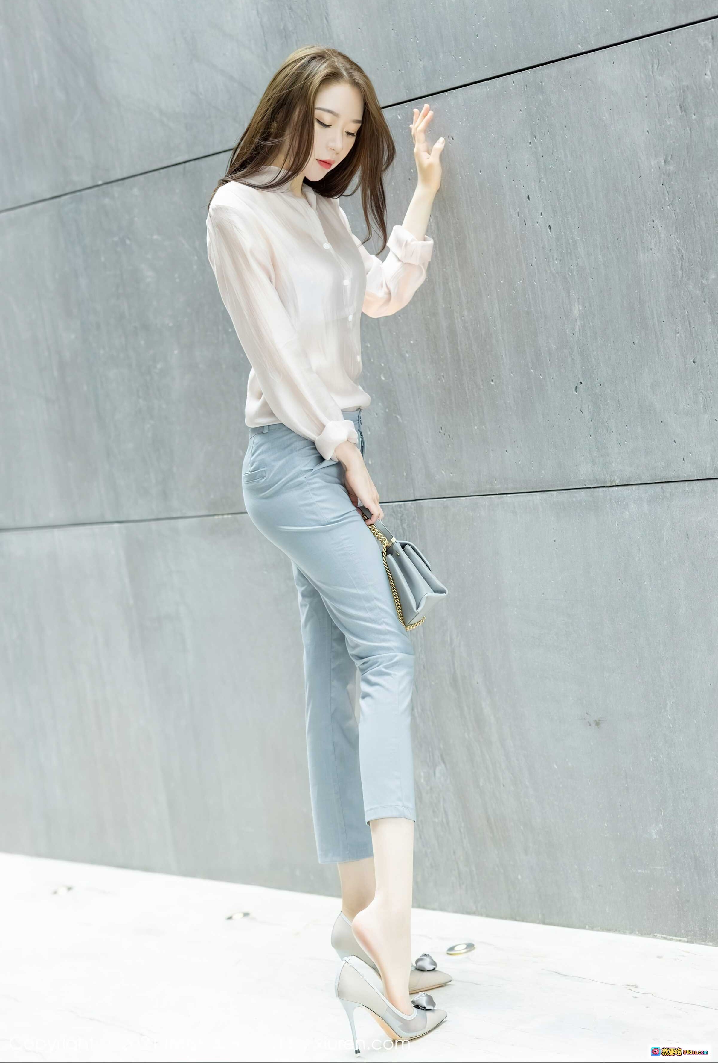 图片[6] - 梦心月街拍写真：粉色衬衫+灰色长裤+香奈儿手袋，都市优雅风范尽显 - 就要吻