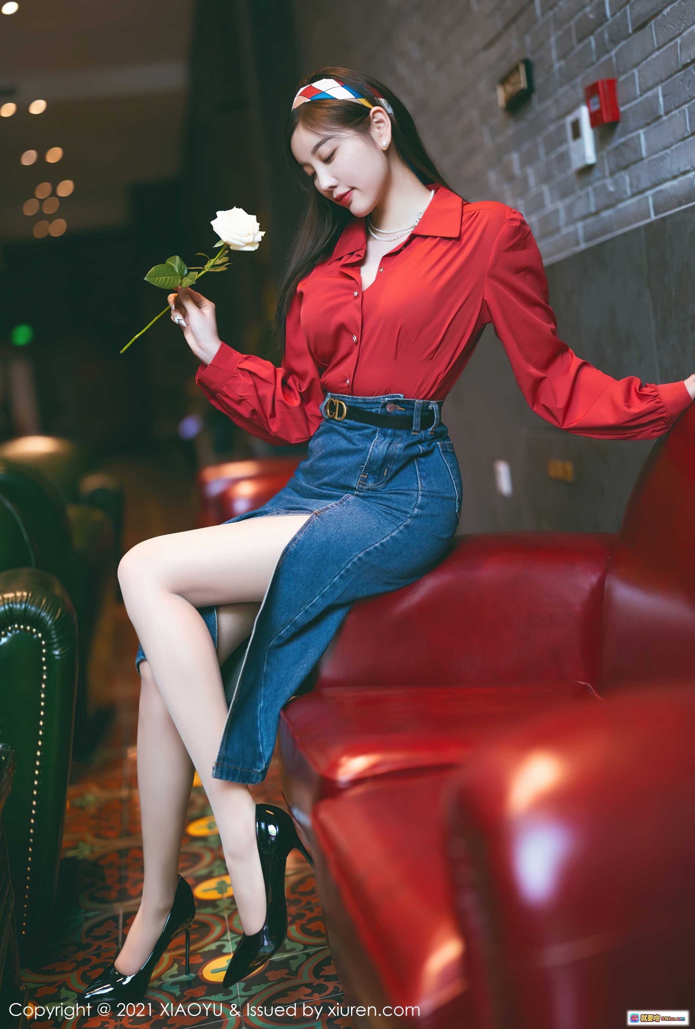 图片[3] - 杨晨晨Yome红衬衫牛仔短裙写真｜复古红沙发美腿高跟鞋私房照｜XIAOYU Vol.618 2021.09.18 - 就要吻