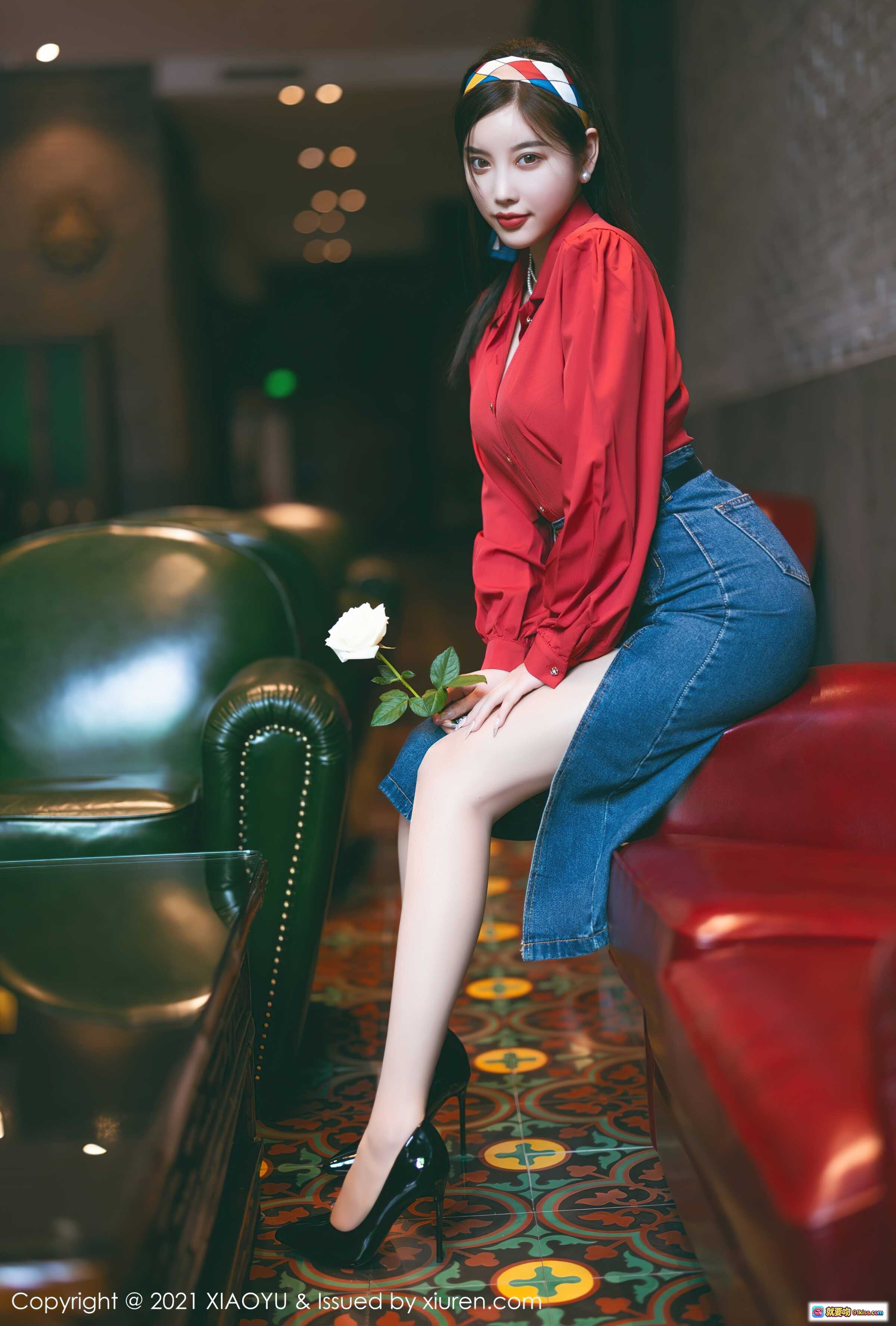 图片[2] - 杨晨晨Yome红衬衫牛仔短裙写真｜复古红沙发美腿高跟鞋私房照｜XIAOYU Vol.618 2021.09.18 - 就要吻