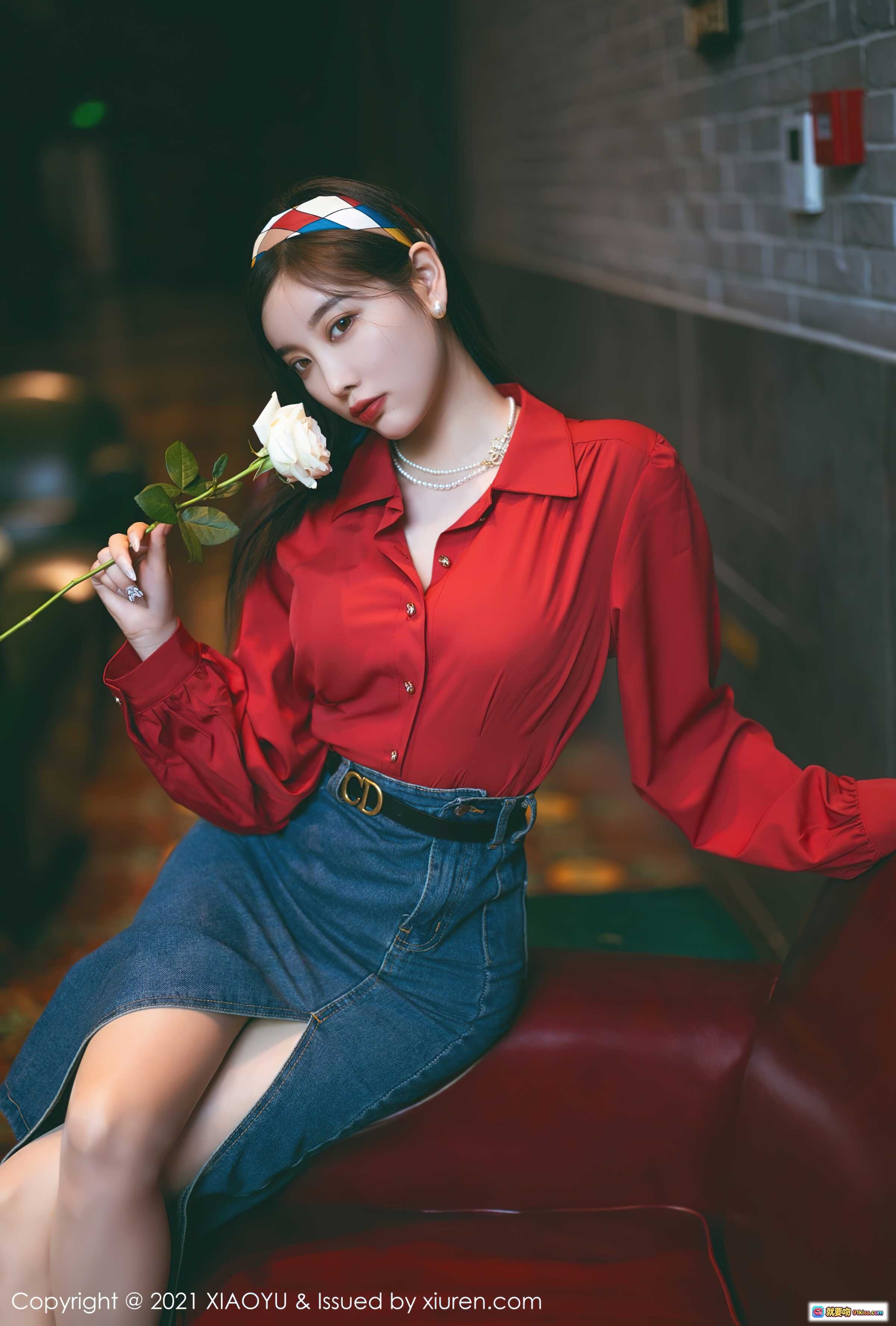 图片[4] - 杨晨晨Yome红衬衫牛仔短裙写真｜复古红沙发美腿高跟鞋私房照｜XIAOYU Vol.618 2021.09.18 - 就要吻